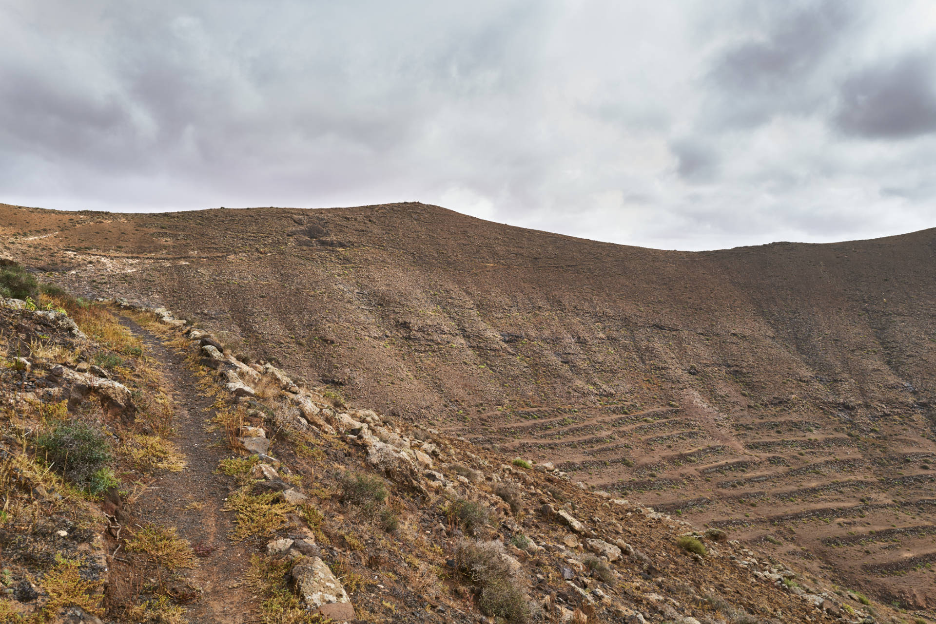 An den Flanken des Montaña de la Muda (691m) über dem Barranco de Valhondo Richtung Pass Degollada el Renegado (519m).