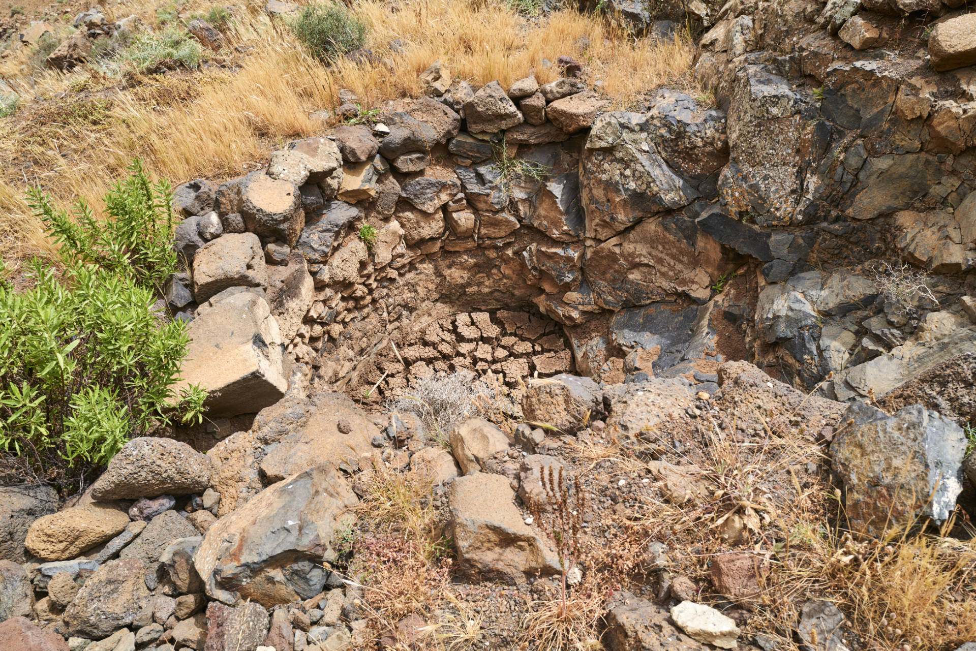Unzählige Quellen entspringen am Montaña de la Muda (691m), die einst in Brunnen gefasst wurden.