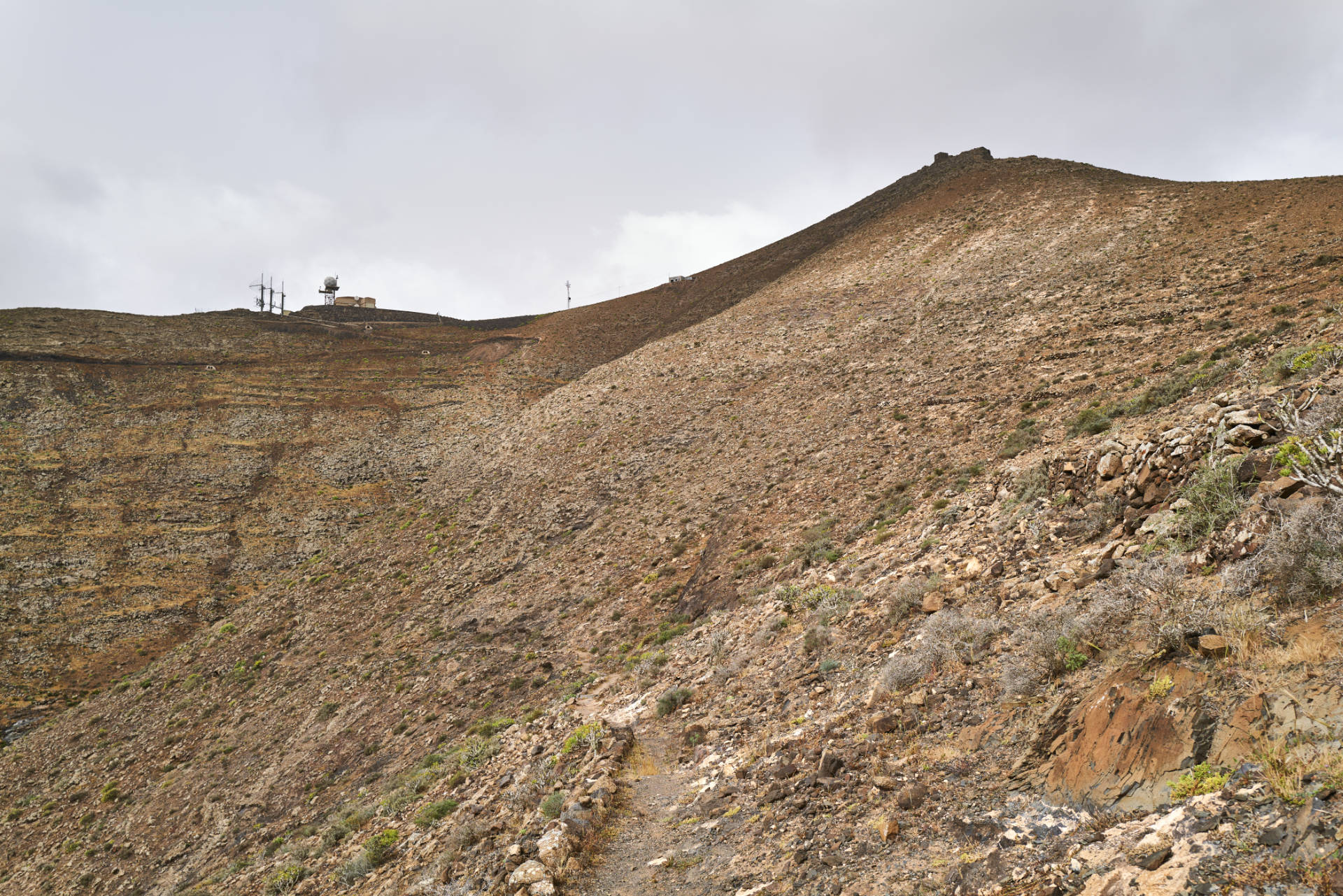 Blick auf die Radarstation und den Gipfel des Montaña de la Muda (691m).