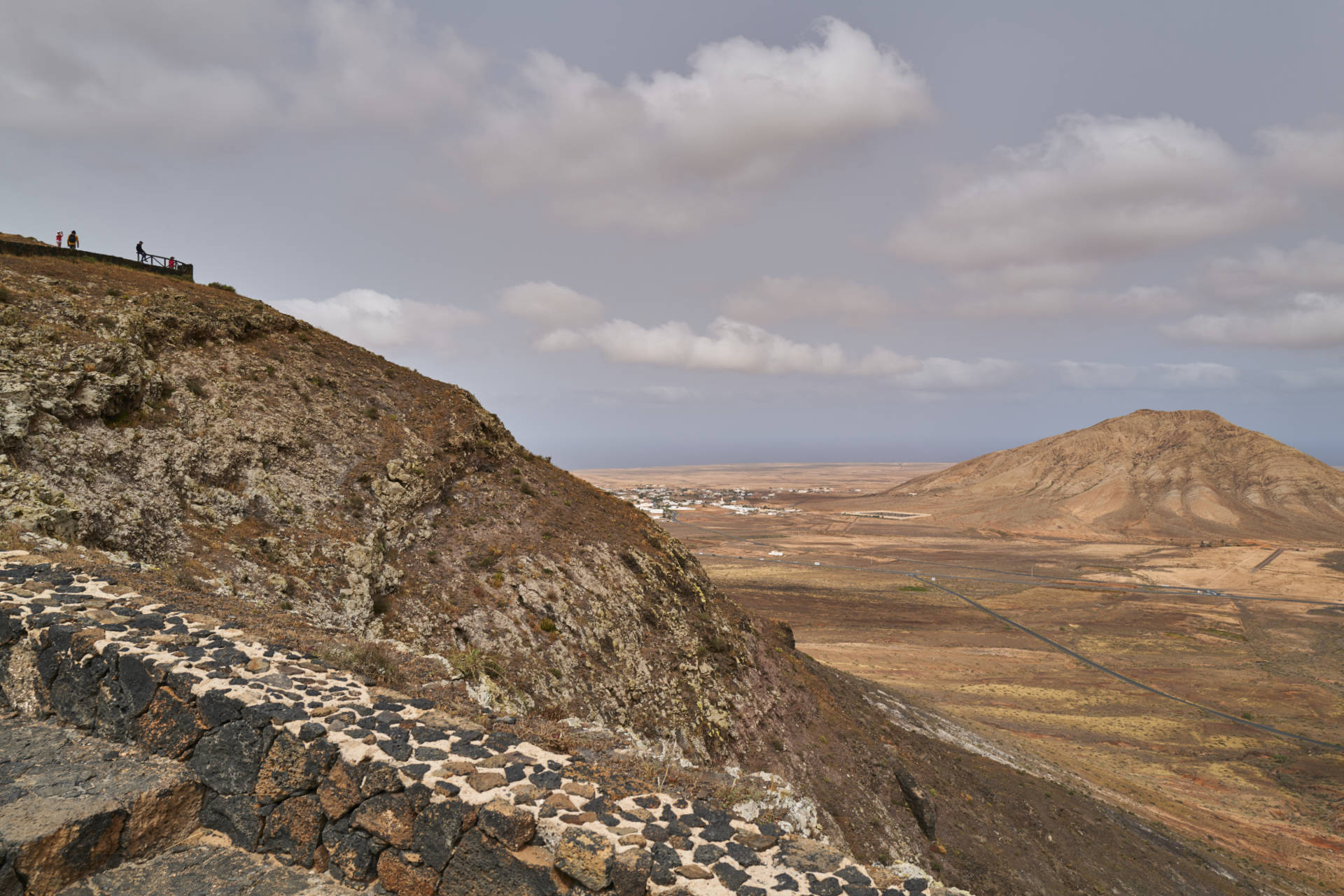 Mirador de Vallebrón y Fuente la Palma (360m) mit Blick auf den Montaña Tindaya (400,5m)