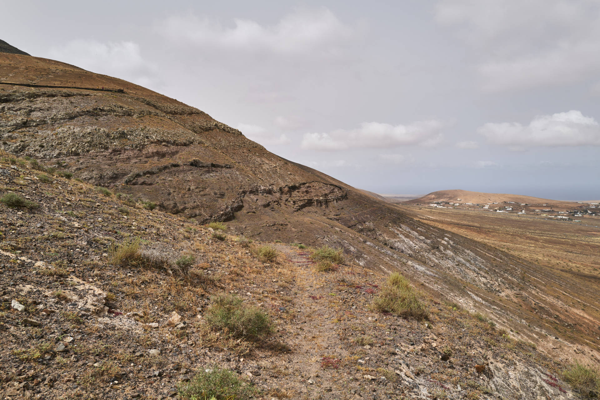 Der alte Steig unterhalb des Mirador de Vallebrón y Fuente la Palma (360m) Richtung Casa Alta Tindaya.