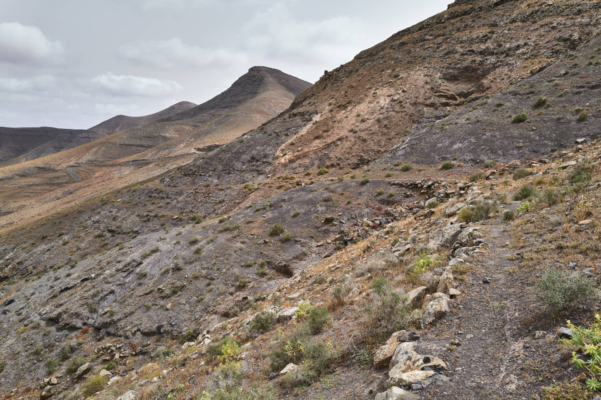 Der alte Steig Richtung Casa Alta Tindaya – Blick Richtung Mirador de Vallebrón y Fuente la Palma (306m) im Hintergrund der Montaña de Enmedio (523m).