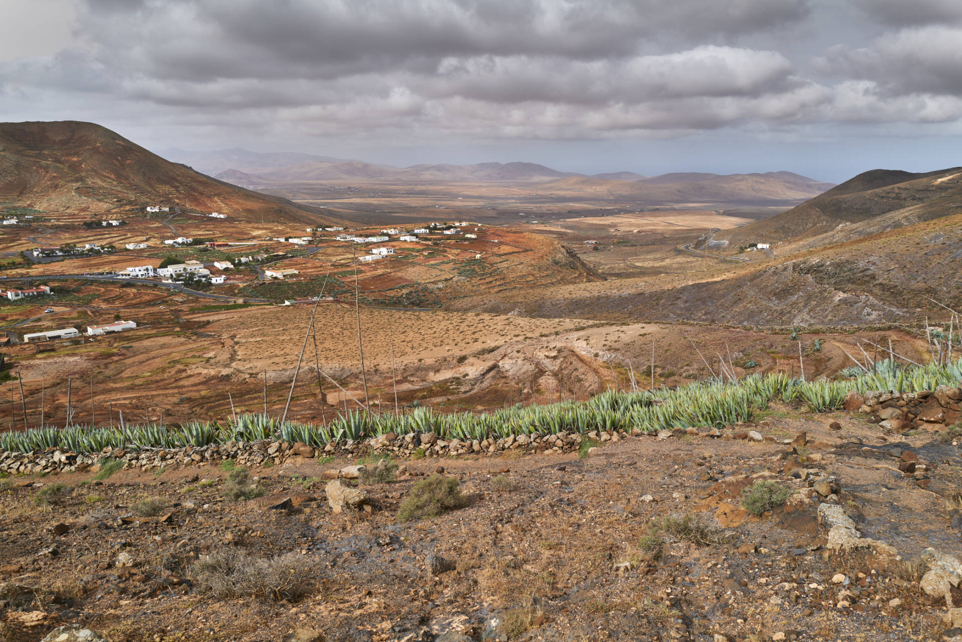 Vorbei an alten Agavenfeldern mit Blick auf La Matilla und die Ebenen von Tefía hinauf zum Montaña de la Muda (691m).