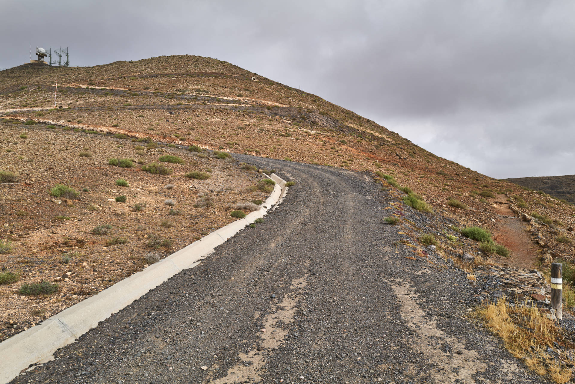 Die Militärstrasse hinauf zur Radarstation am Montaña de la Muda (691m).