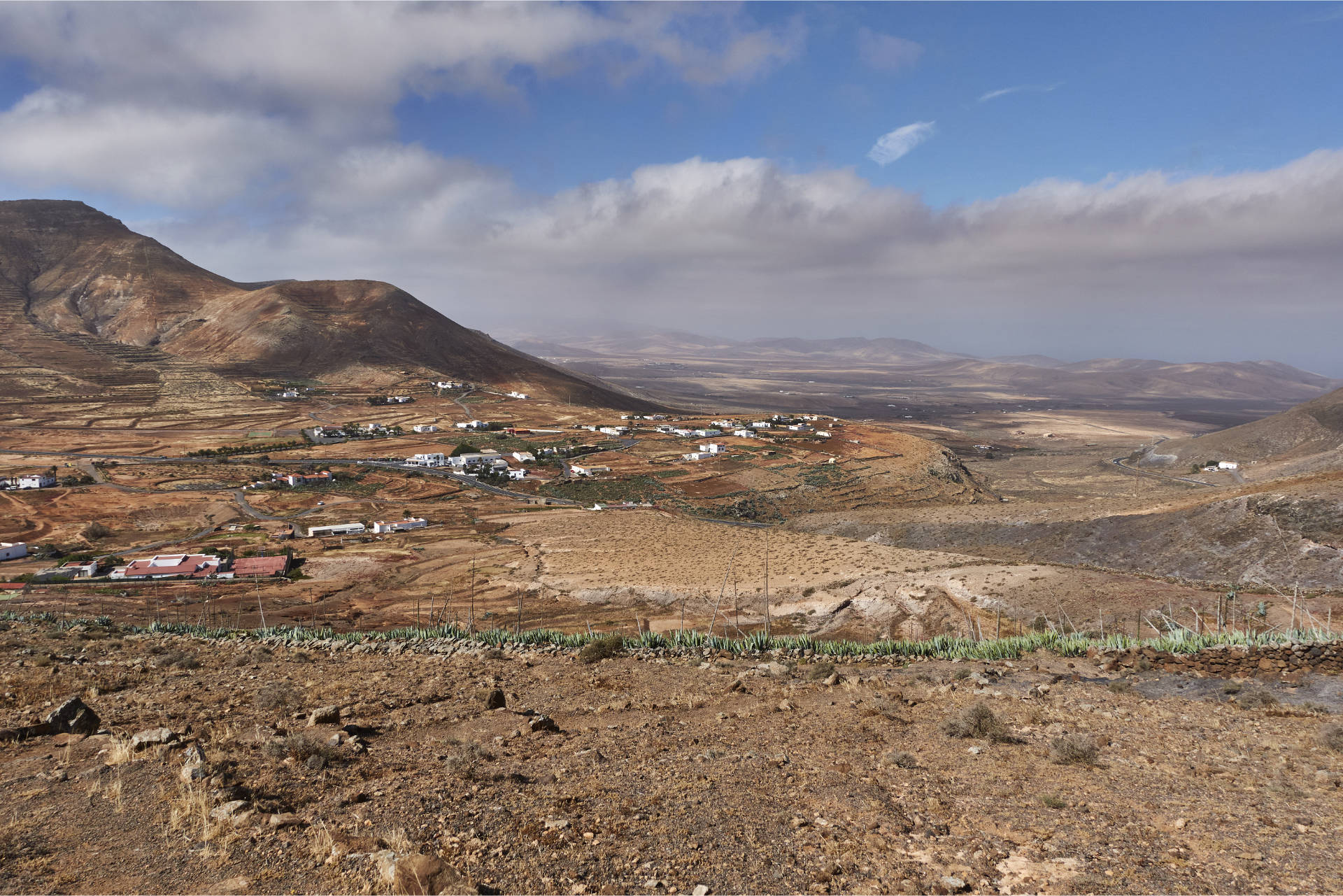 Blick über alte Agavenplantagen auf den Moñtana de la Caldera (515m), La Matilla und die Ebenen von Tefía. 