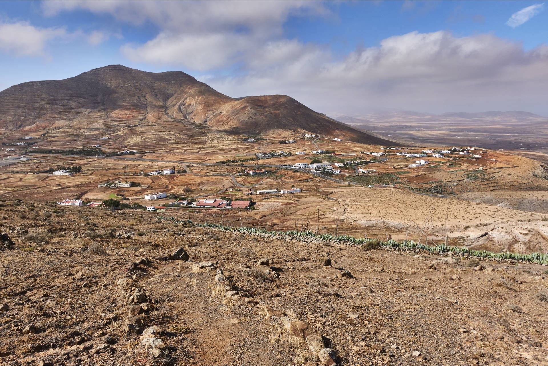 Blick über alte Agavenplantagen auf den Moñtana de la Caldera (515m), La Matilla und die Ebenen von Tefía. 