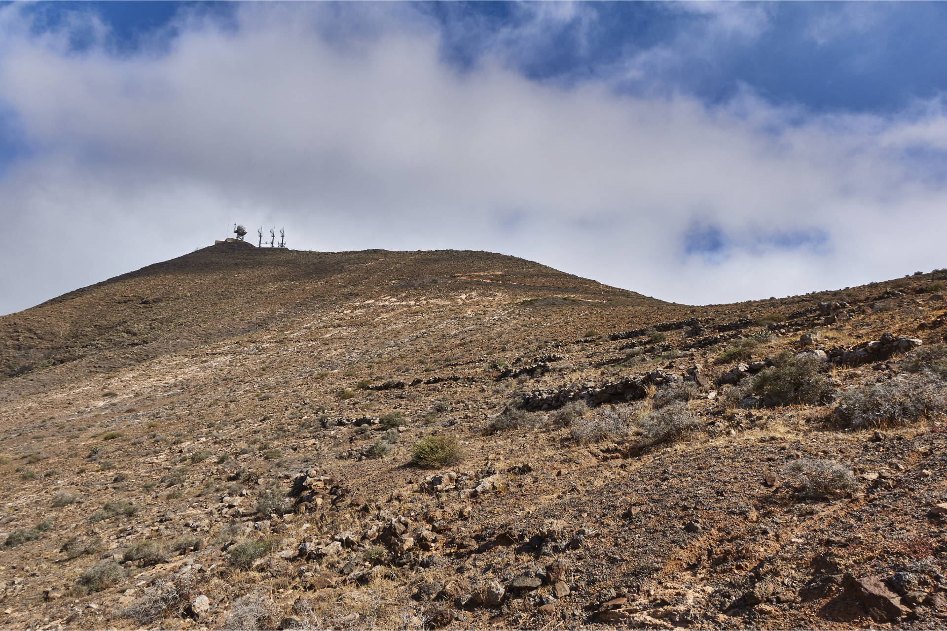 Blick hinauf zur Radarstation am Montaña de la Muda (691m).