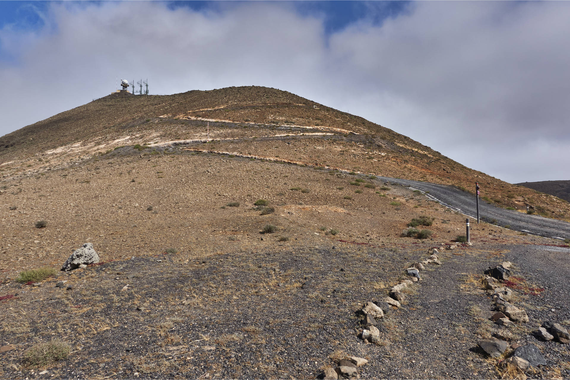 Militärstrasse hinauf zur Radarstation am Montaña de la Muda (691m).