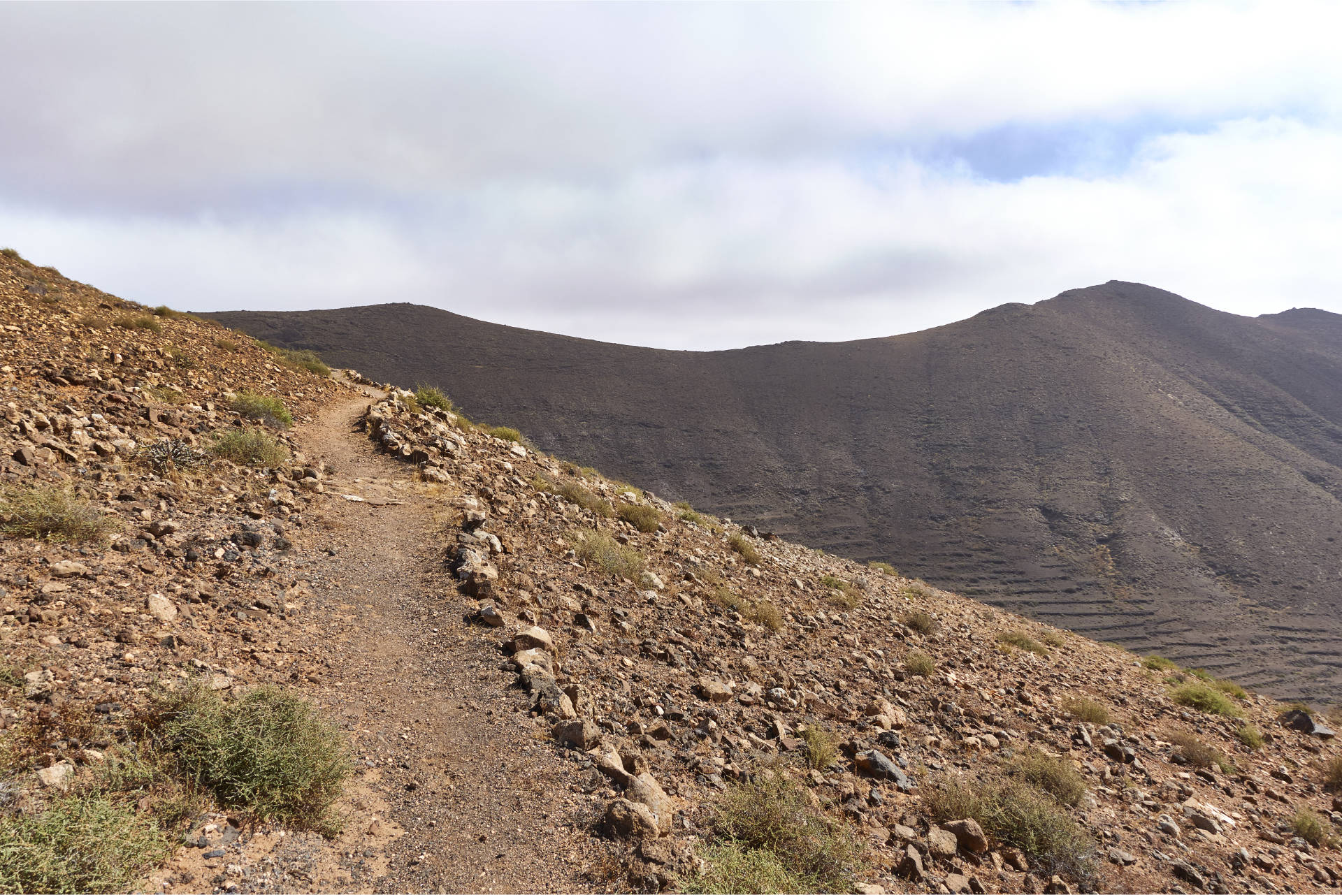 Der Wanderweg über dem Barranco de Valhondo hinüber zum Degollada el Renegado.