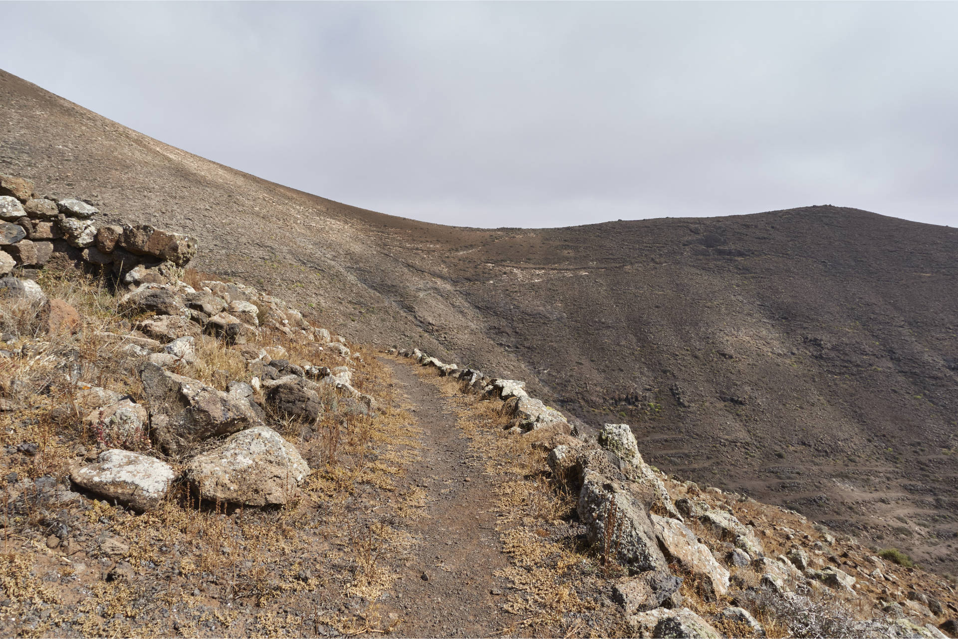 Der Wanderweg über dem Barranco de Valhondo hinüber zum Degollada el Renegado.