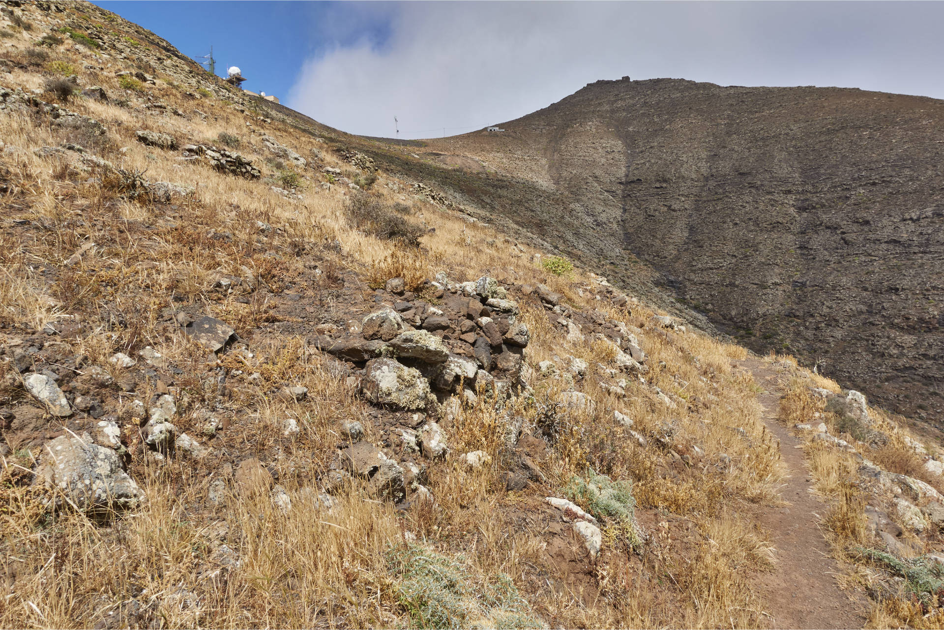 Der Wanderweg über dem Barranco de Valhondo hinüber zum Degollada el Renegado.