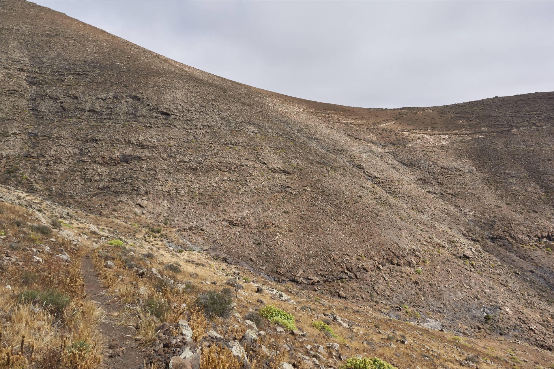 Der Wanderweg über dem Barranco de Valhondo hinüber zum Degollada el Renegado.