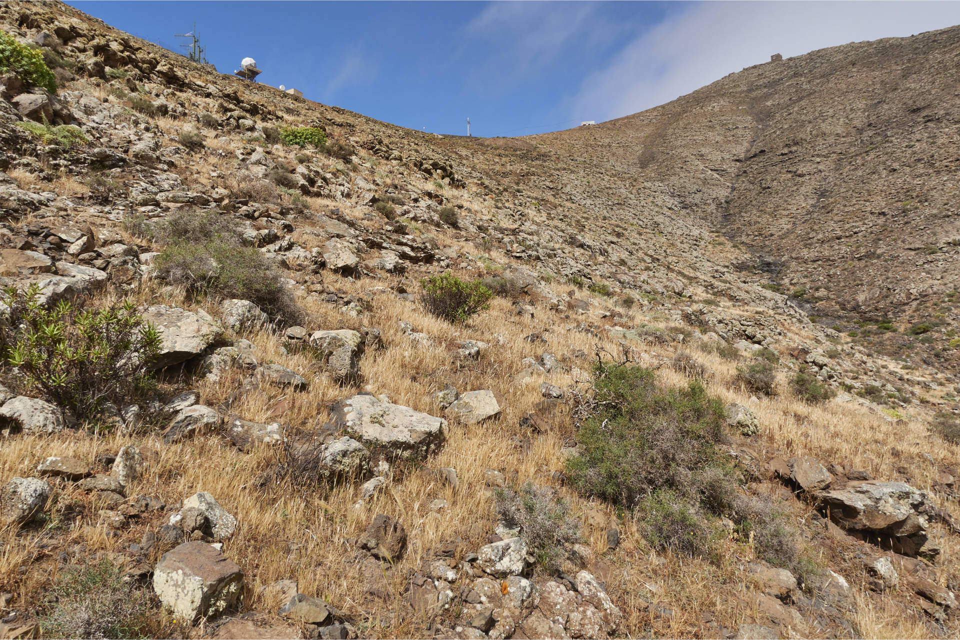 Blick hinauf zur Radarstation am Montaña de la Muda (691m).