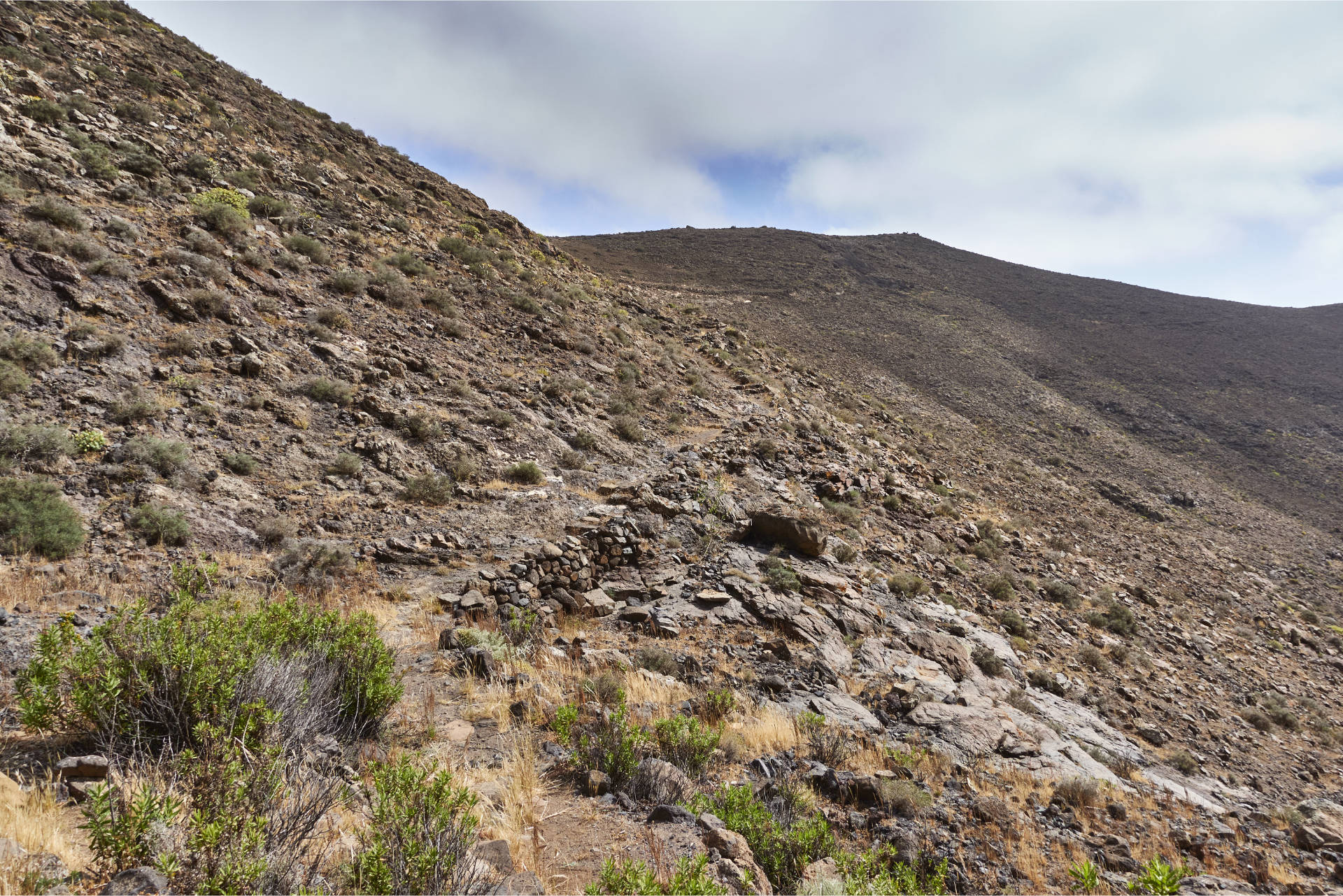 Der Wanderweg über dem Barranco de Valhondo hinüber zum Degollada el Renegado.Der Wanderweg über dem Barranco de Valhondo hinüber zum Degollada el Renegado.