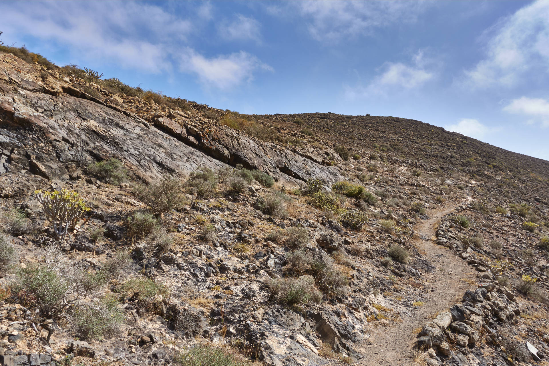 Der Wanderweg über dem Barranco de Valhondo hinüber zum Degollada el Renegado.