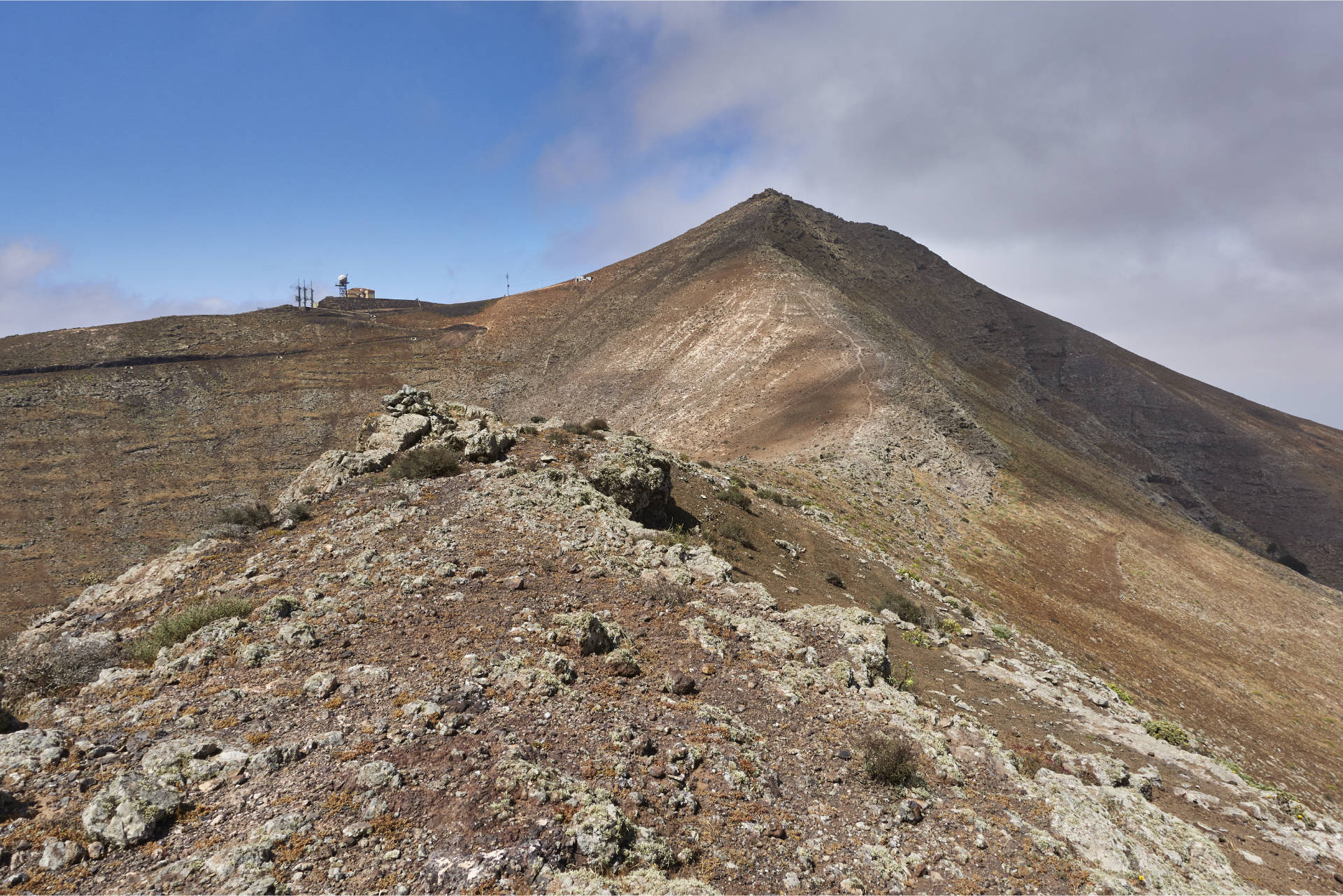 Blick vom Degollada el Renegado (519m) auf den Montaña de la Muda (691m).
