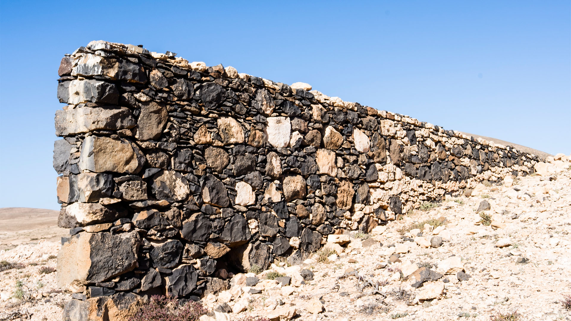 Wandern + Trekking auf Fuerteventura: Von Tindaya durch den Barranco Esquinzo nach El Cotillo.