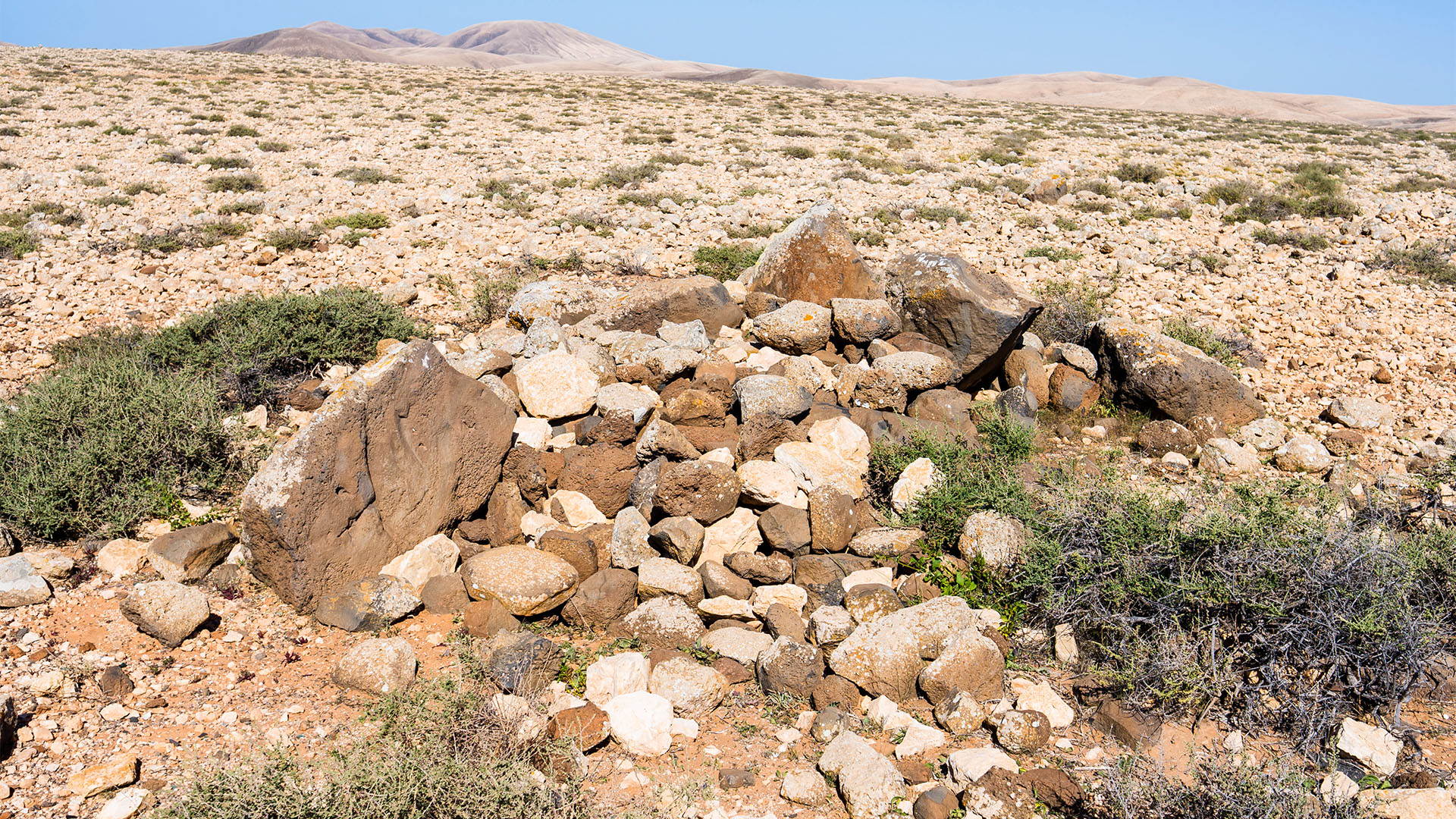 Wandern + Trekking auf Fuerteventura: Von Tindaya durch den Barranco Esquinzo nach El Cotillo.