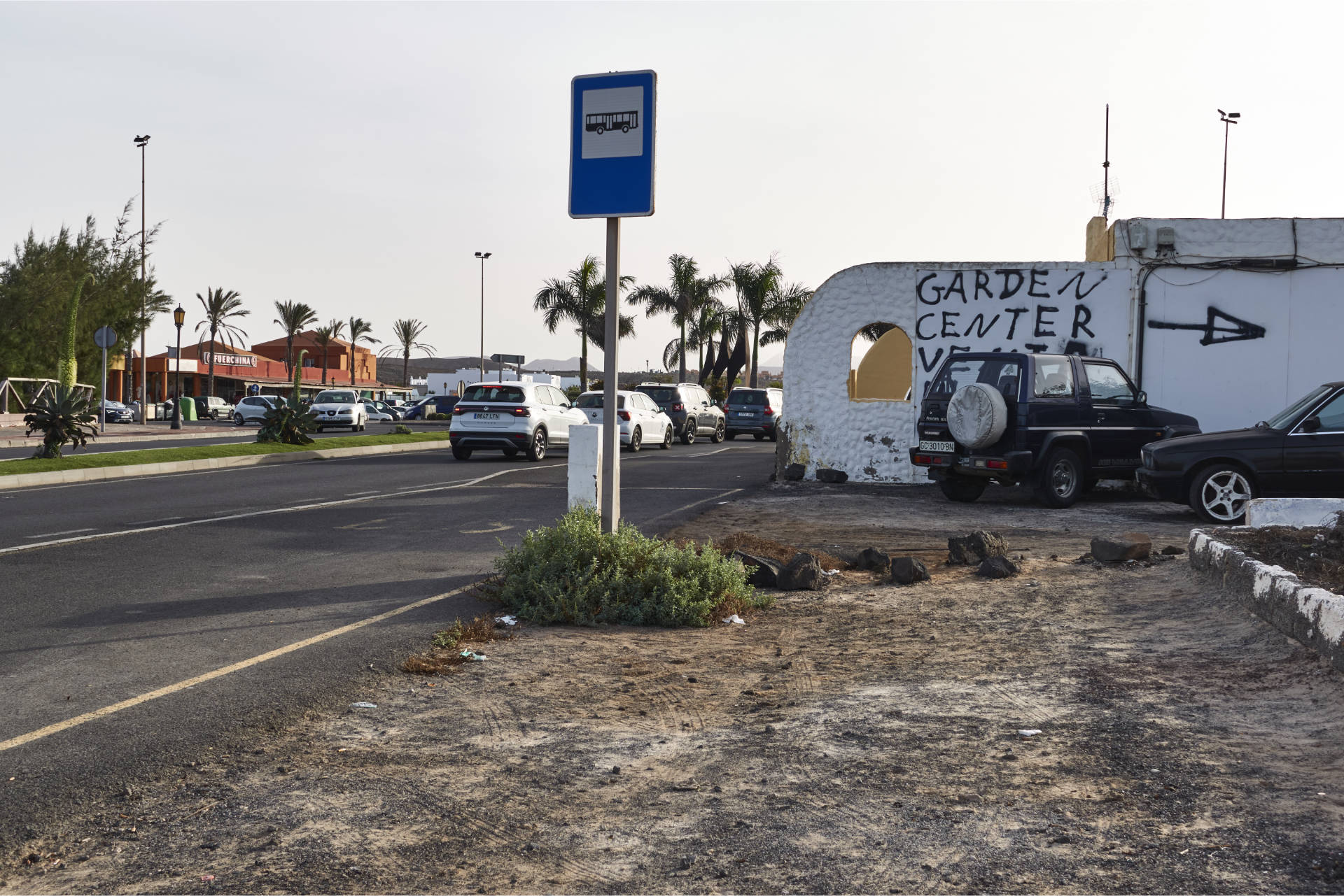 Bushaltestelle am Fussballstadion von Corralejo.