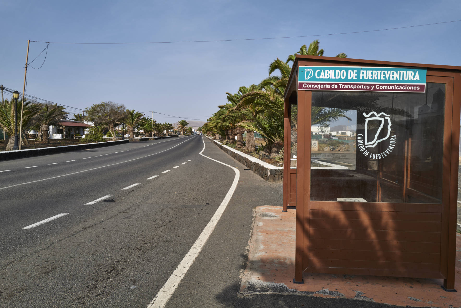 Bushaltestelle am Fussballstadion von Corralejo.