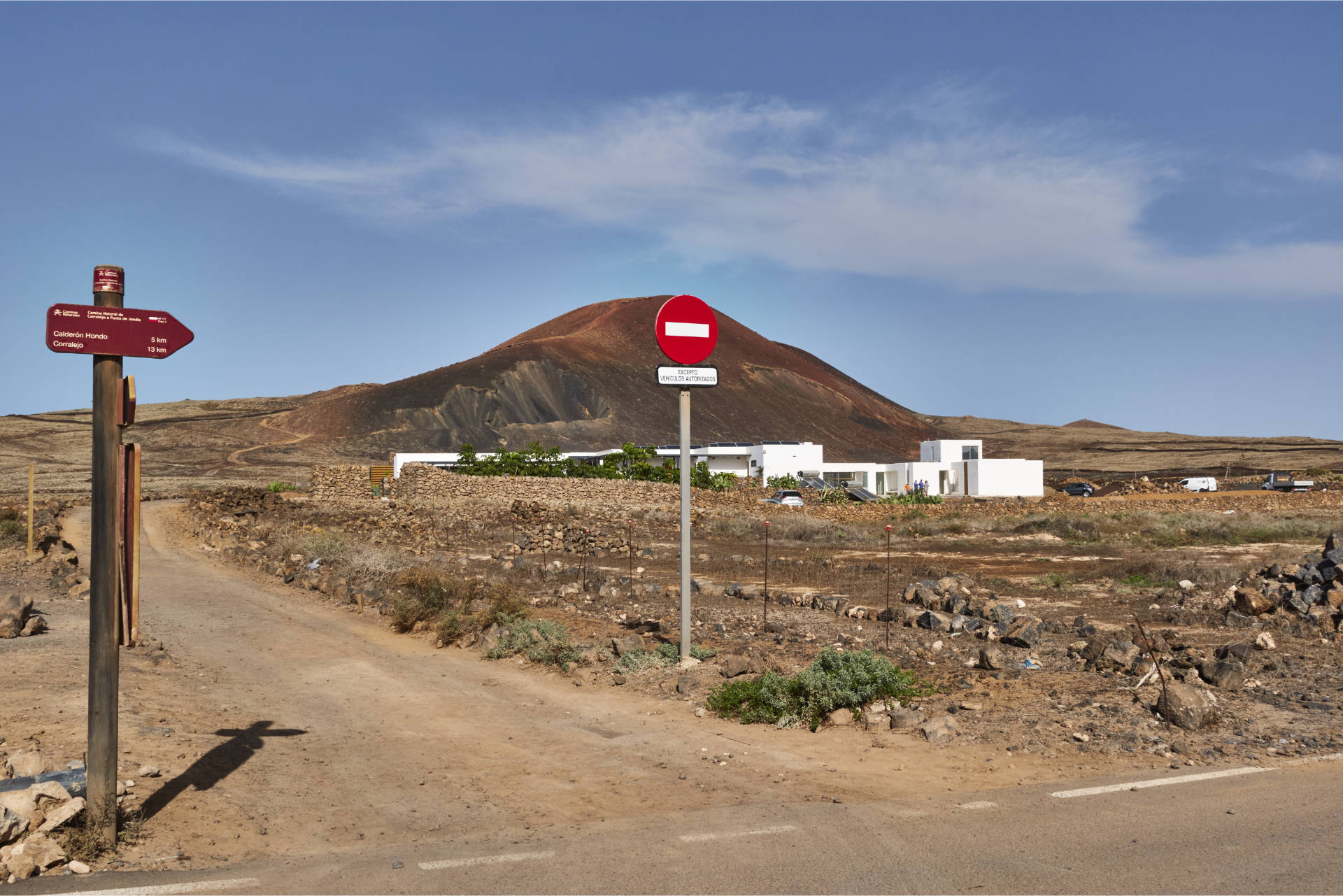 Beginn des Wanderwegs zum Montaña Colorado (242 m) und seinem Vulkankrater Calderón Hondo (273 m / 160 m).