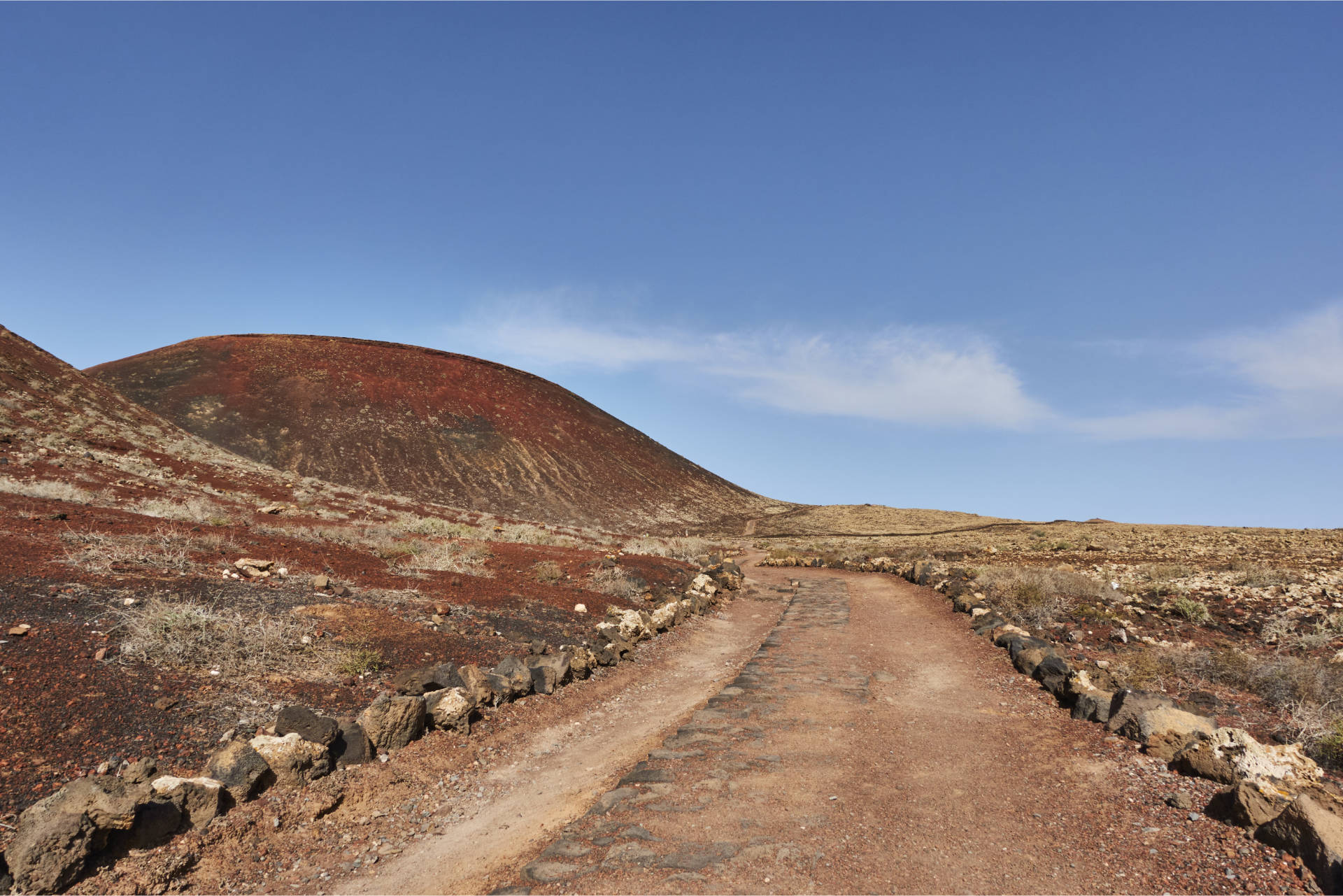 Entlang der Südost Flanke des Montaña Colorado (242 m).