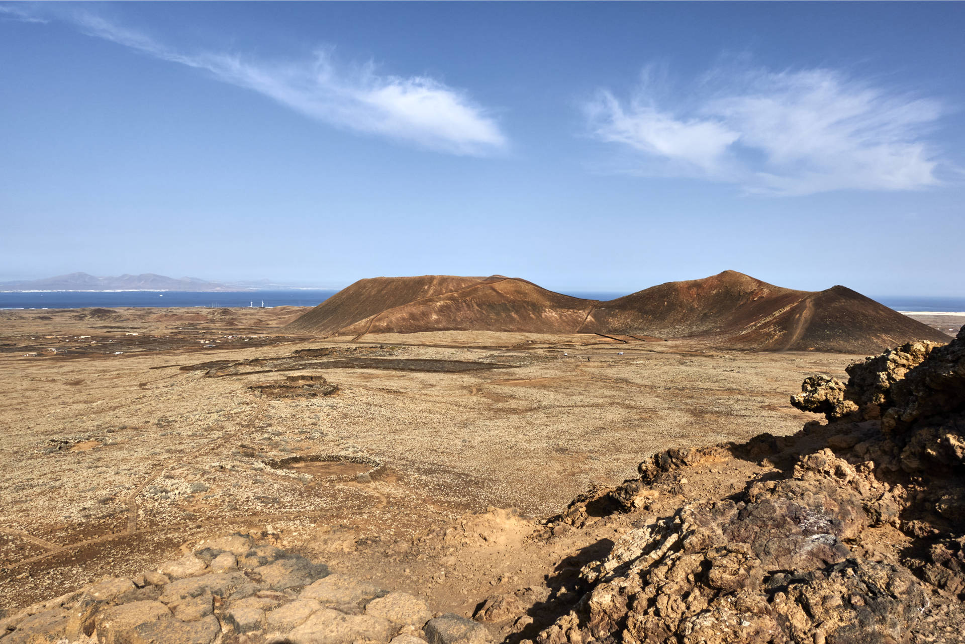 Ausblick von der Besucherplattform Richtung Corralejo – Vulkankomplex Caldera de Rebanada (231 m), Caldera Encantada (235 m) und Las Calderas (249 m).