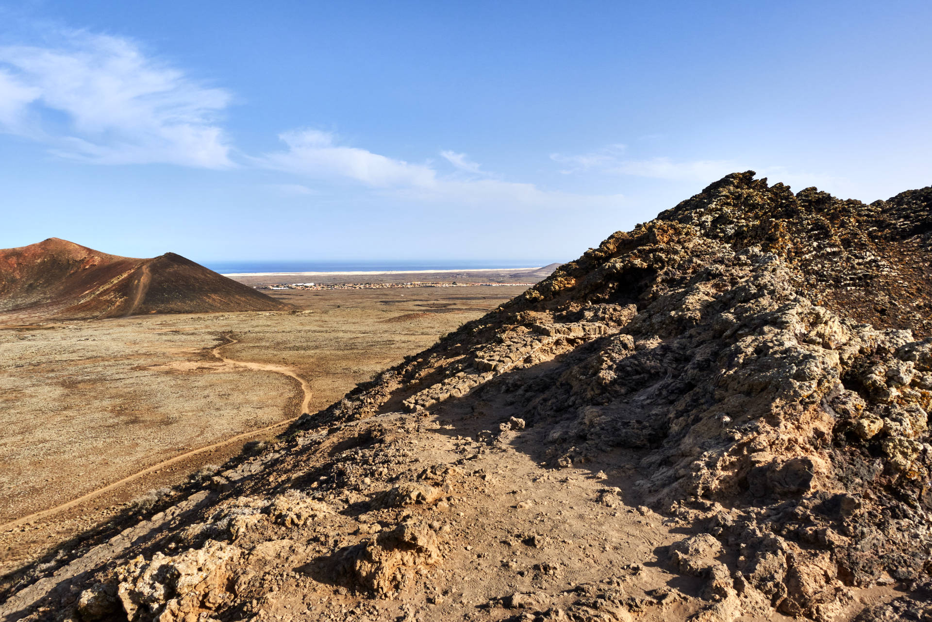 Südlich des Vulkankomplex Caldera de Rebanada (231 m), Caldera Encantada (235 m) und Las Calderas (249 m) die Dünen von El Jable.