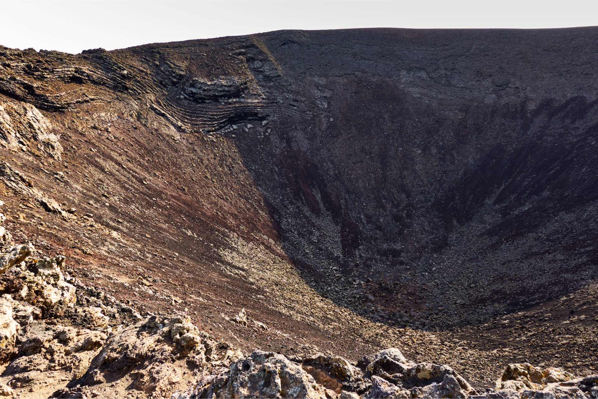 Blick in den Krater Calderón Hondo (273 m / 160 m) des Montaña Colorado (242 m).