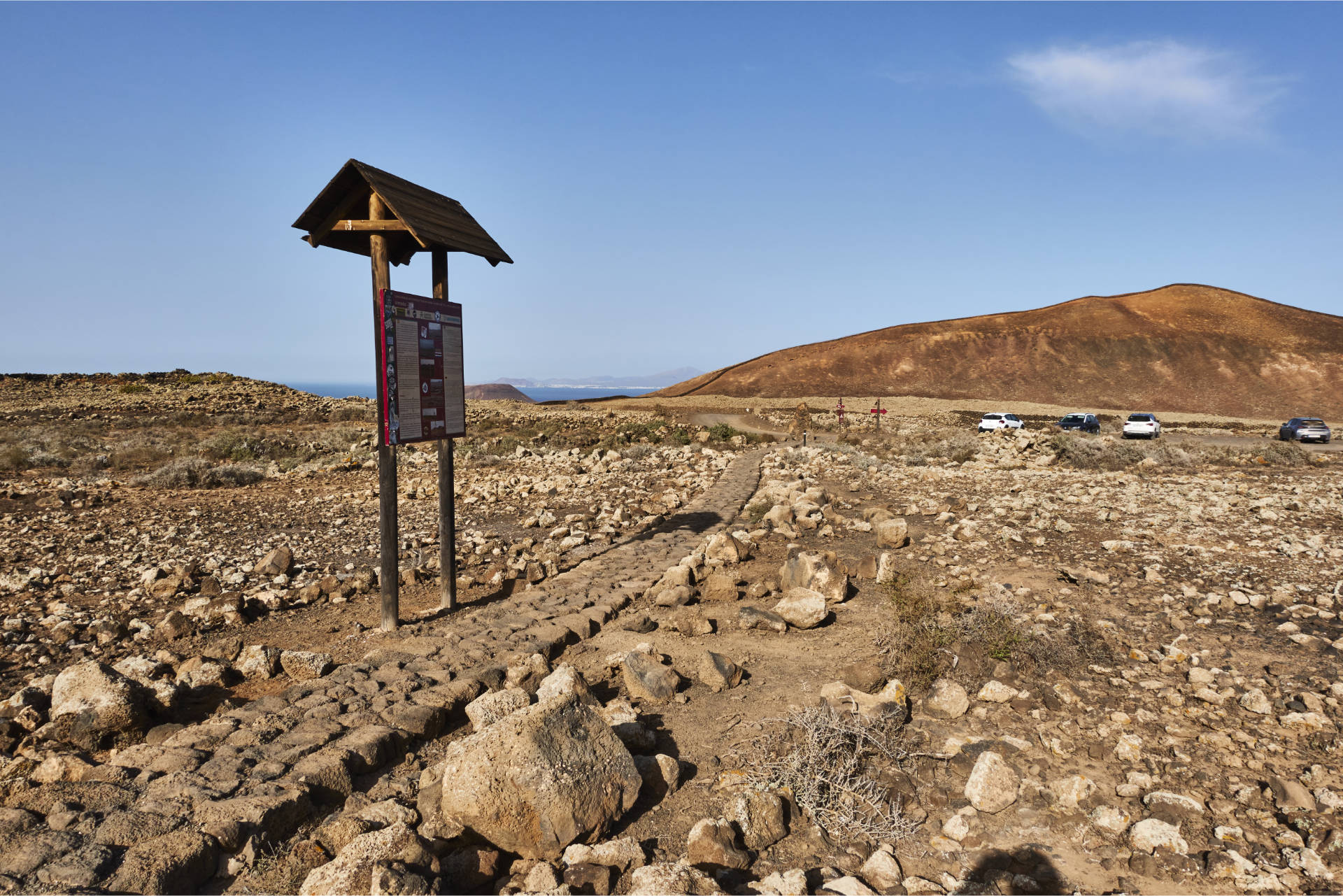 Der Wanderweg mündet in die Piste Lajares - Corralejo.