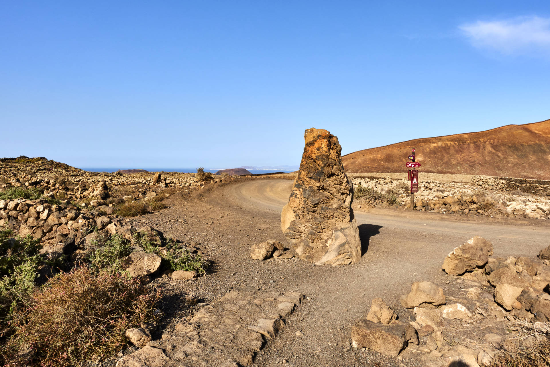 Der Wanderweg mündet in die Piste Lajares - Corralejo.