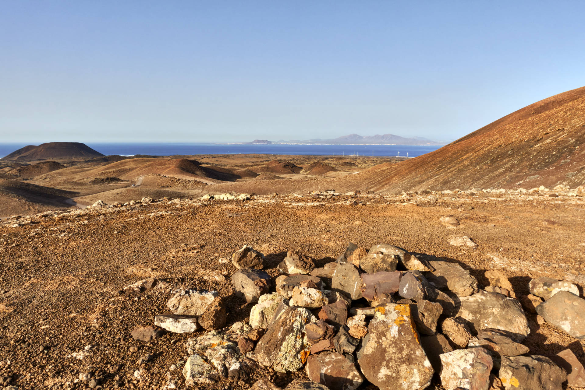 Am Fuss des Gipfelgrates des Montaña de San Rafel Blicke auf die Lavablasen Morros Tamboriles und Lanzarote.