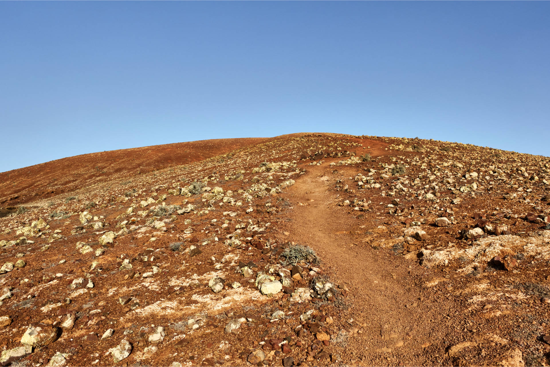Sanft steigend dem Gipfelgrat des Montaña de San Rafel entlang.