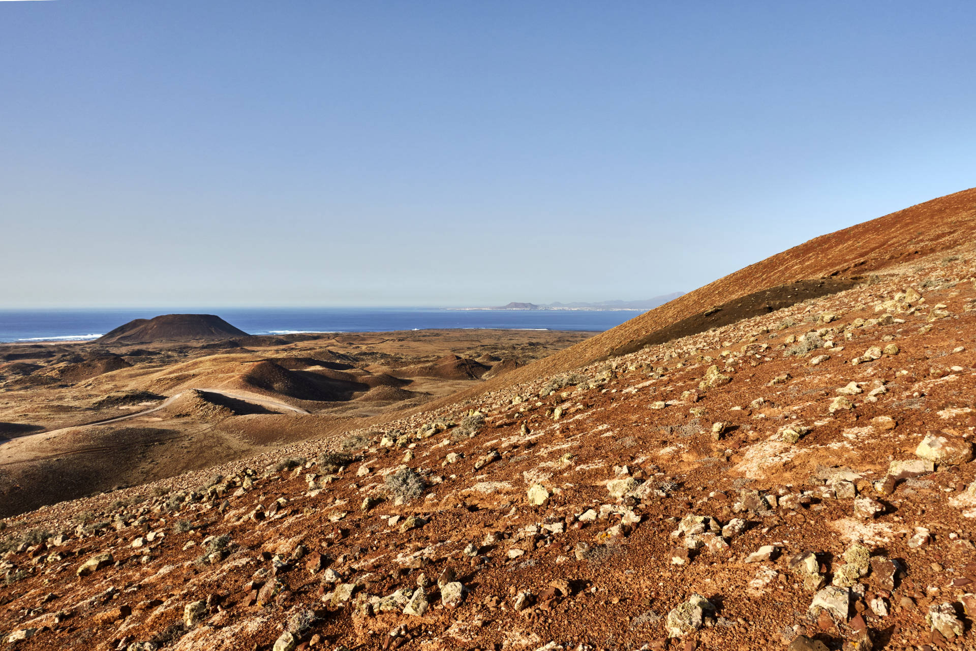 Vom Gipfelgrat des Montaña de San Rafel Blicke auf die Lavablasen Morros Tamboriles und Lanzarote.