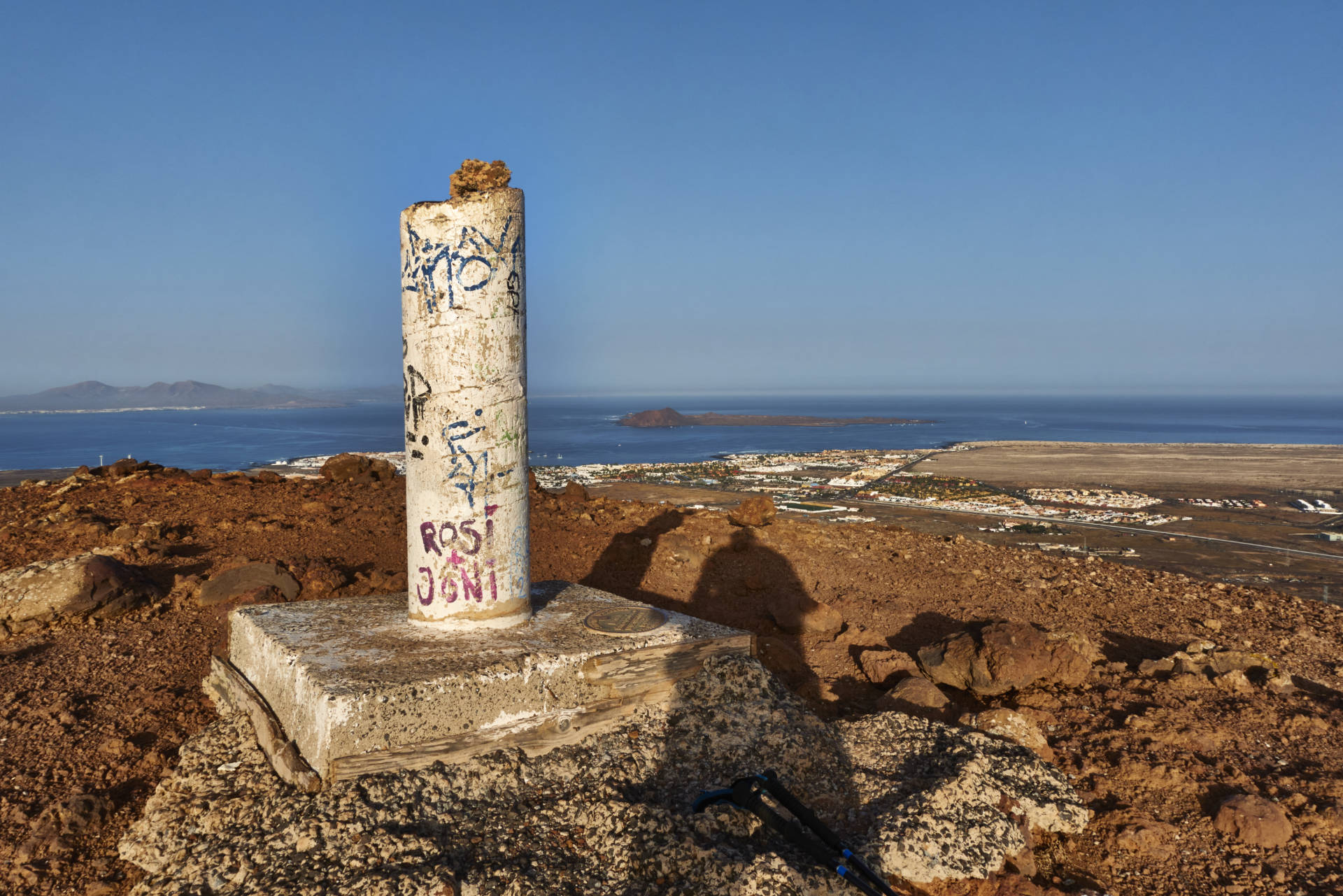 Am Buyuyo (272 m) – das Vértice Geodésico, links Lanzarote, rechts die Isla de Lobos.