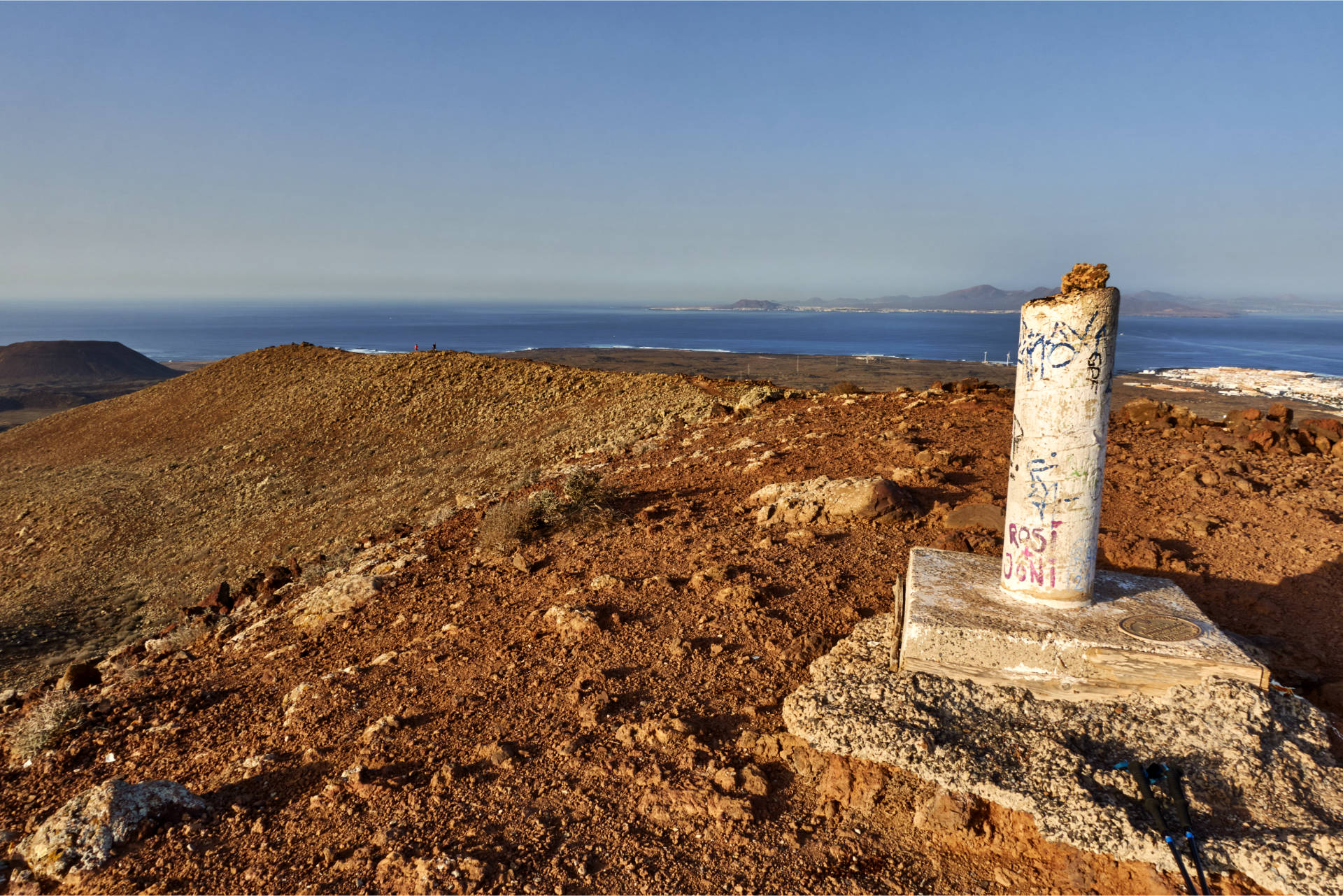 Blick vom Vértice Geodésico des Buyuyo (272 m) zum schmalen Kraterrand, entlang dem abgestiegen wird.