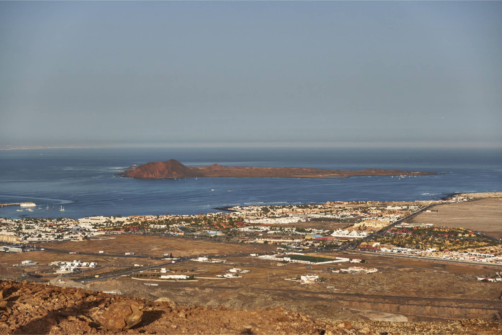 Blick vom schmalen Krater des Buyuyo (272 m) auf Corralejo und die Isla de Lobos.