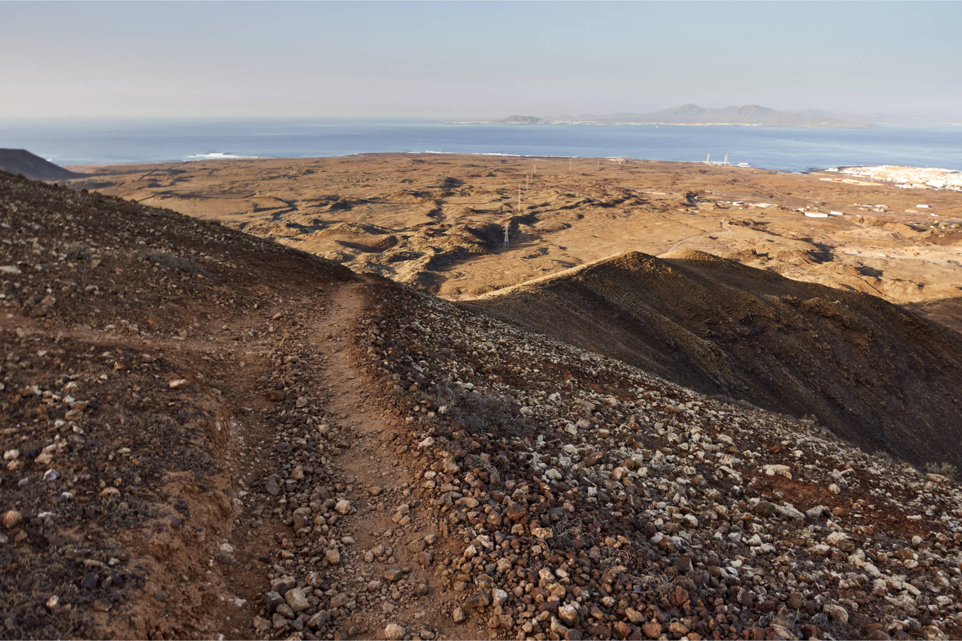 Am Kraterrand des Buyuyo (272 m) abwärts Richtung Corralejo.