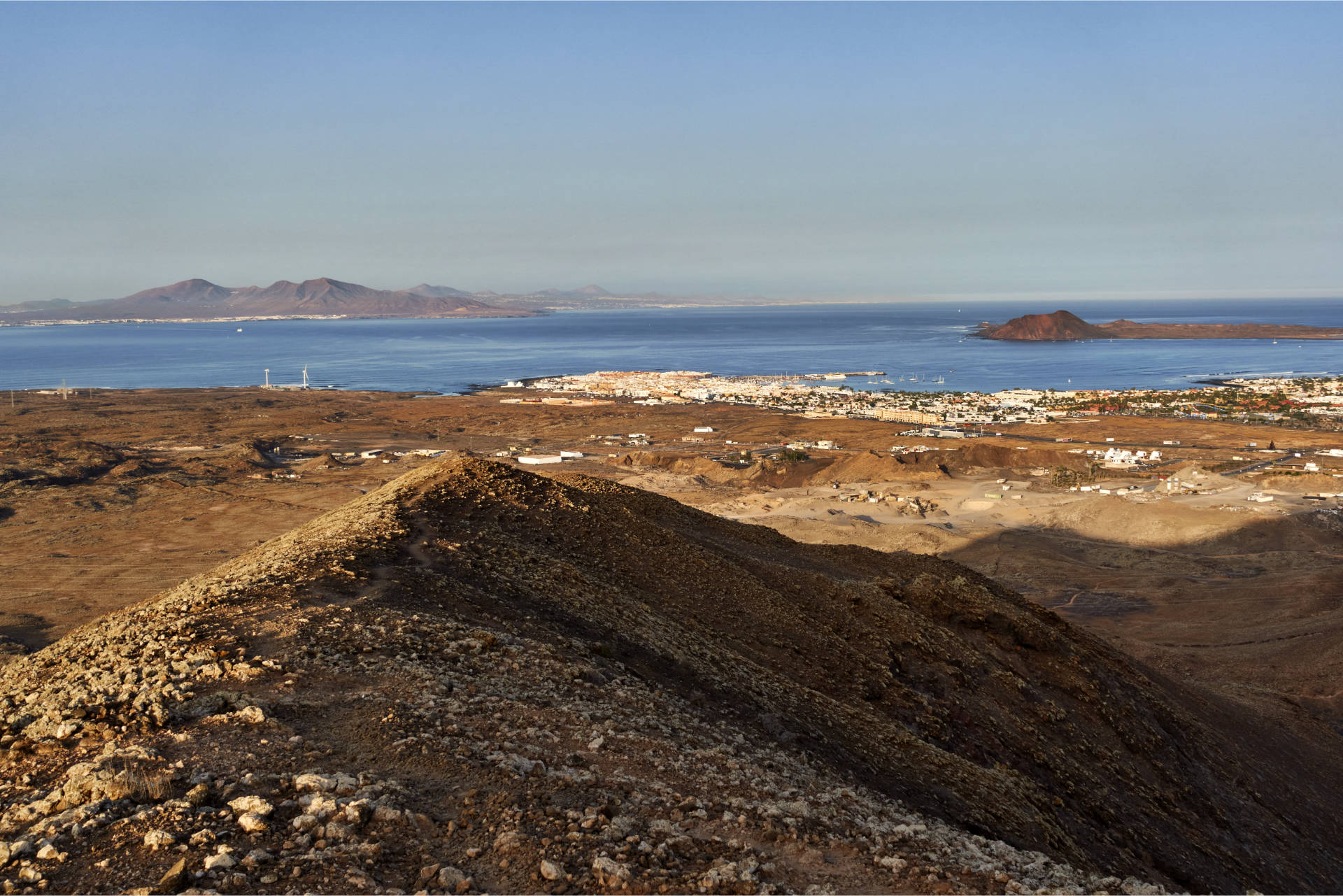 Am Kraterrand des Buyuyo (272 m) abwärts Richtung Corralejo.