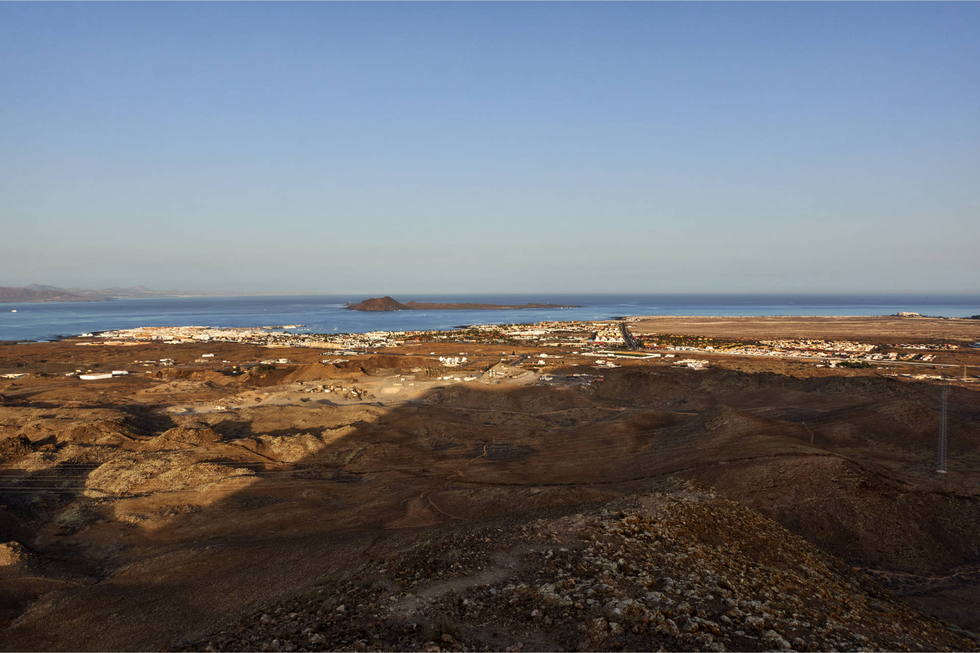 Blick auf den Morro Francisco dahinter Corralejo.