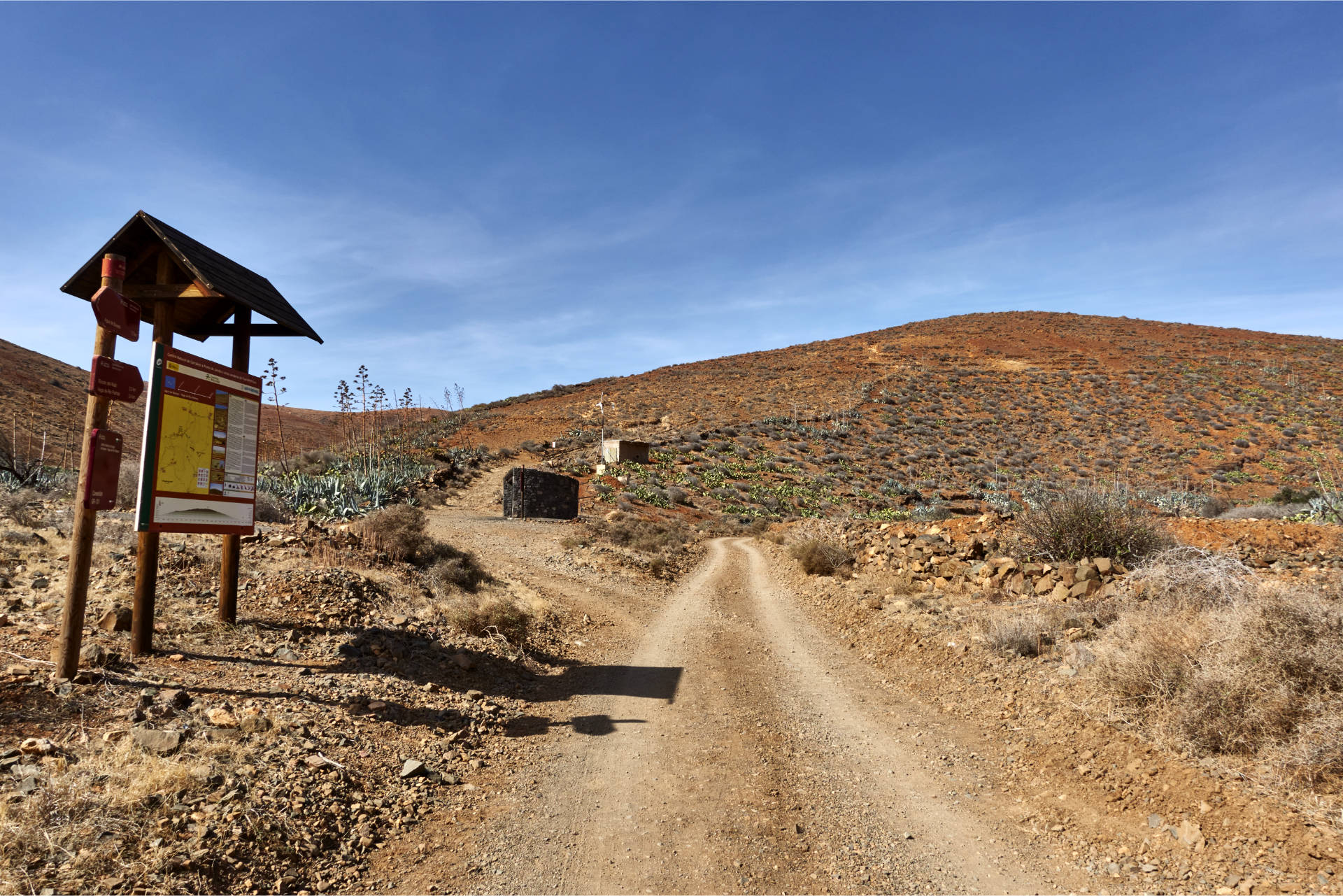 Beginn des Camino Natural de Fuerteventura im Barranco de los Almácigos mit Área de descanso.