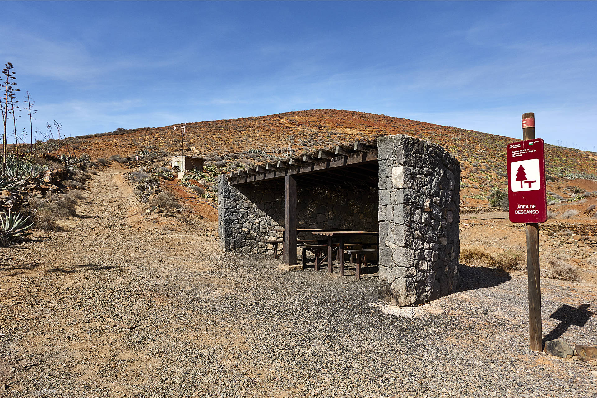 Beginn des Camino Natural de Fuerteventura im Barranco de los Almácigos mit Área de descanso.