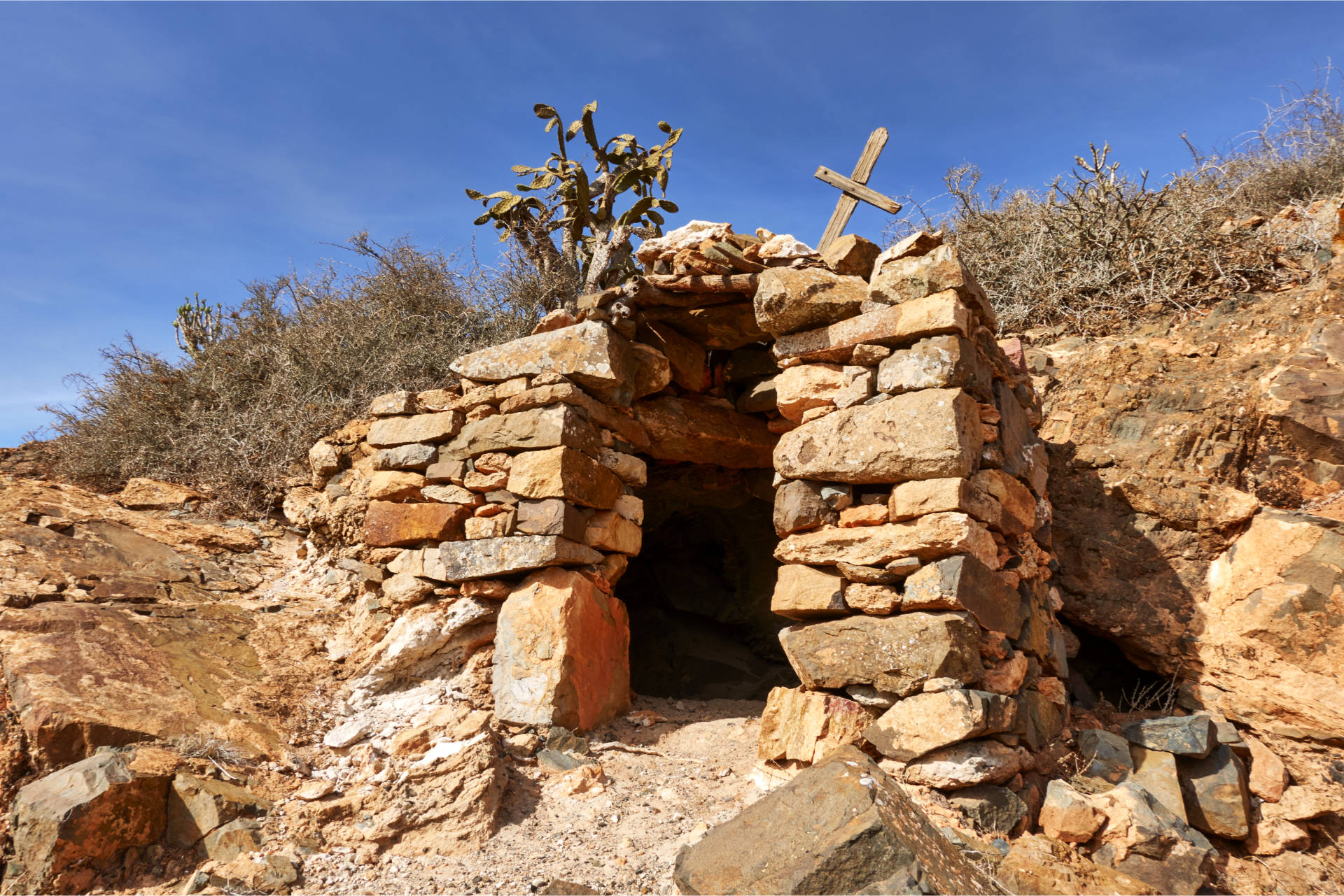 Eigenartige Höhle am Wanderweg kurz vor dem Rincón del Atajo (569 m).