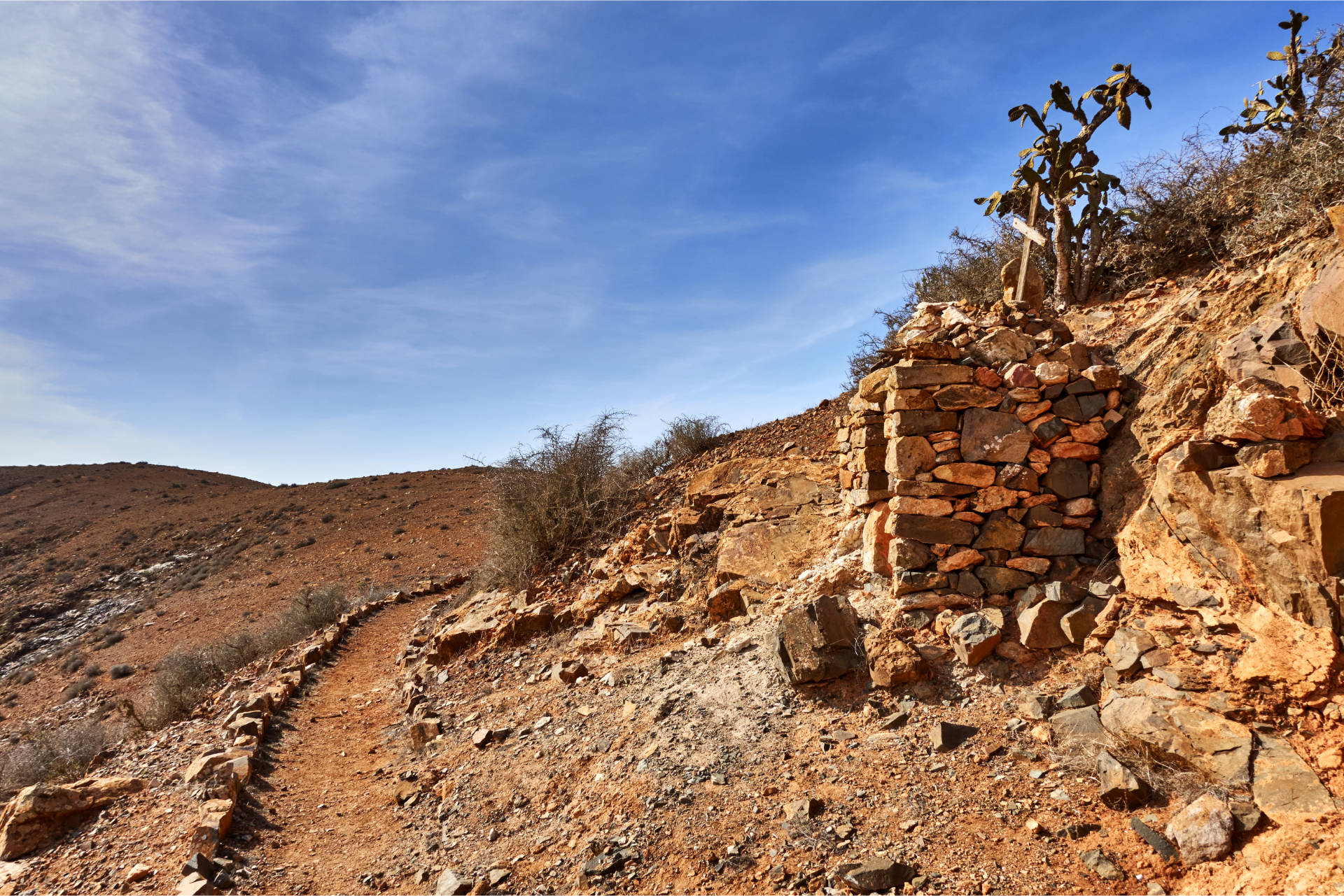 Eigenartige Höhle am Wanderweg kurz vor dem Rincón del Atajo (569 m).