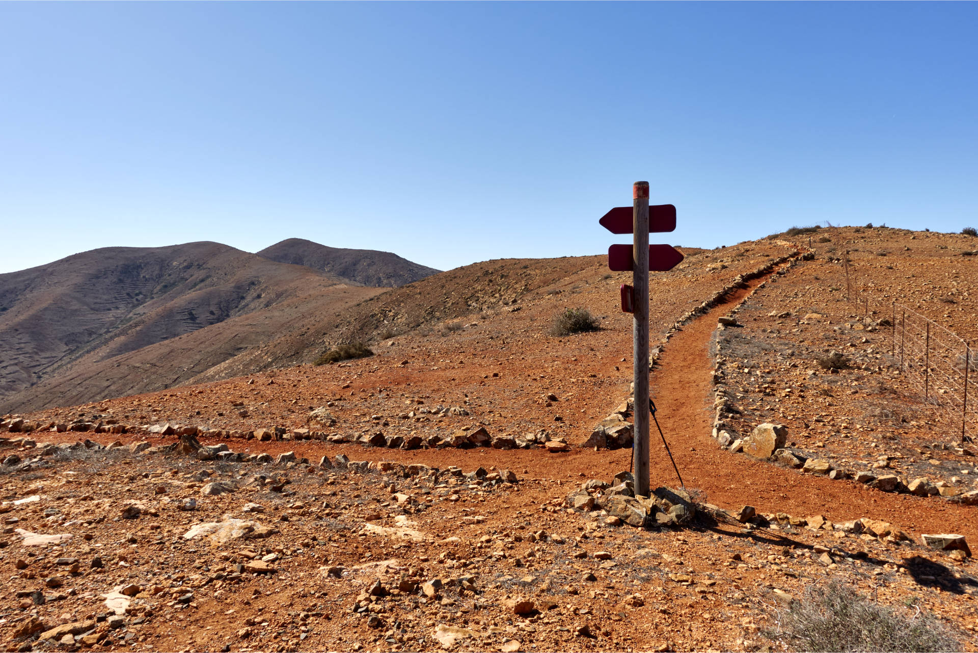 Weggabelung am Morro Rincón del Atajo (569 m): Links nach Aqua de Bueyes, geradeaus nach Tiscamanita, in der Gegenrichtung auf unmarkierter Pfadspur auf den Morro Janana (672 m).