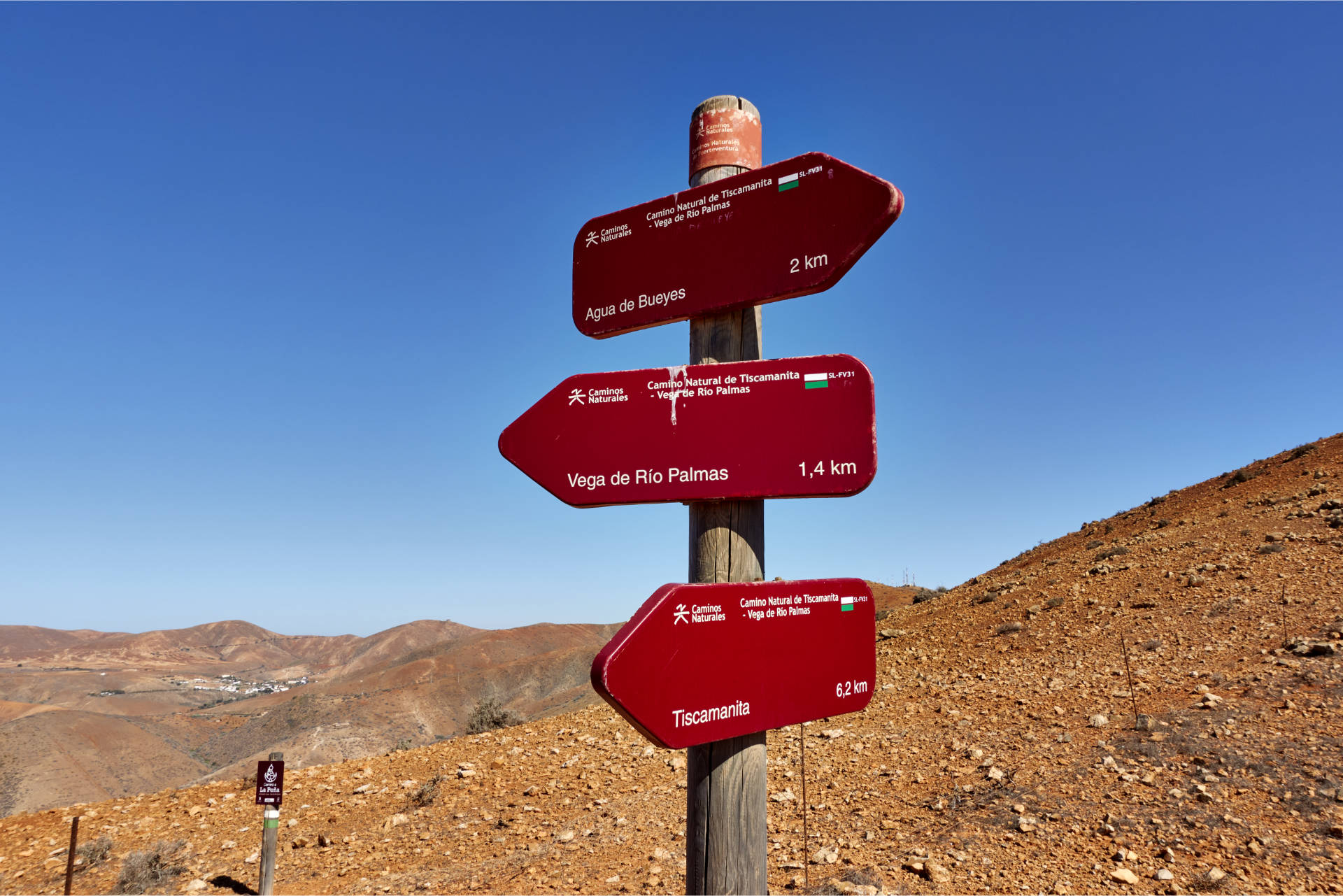 Wegkreuz mit Touralternativen am Morro Rincón del Atajo (569 m) – nach Aquas de Bueyes oder nicht angeschrieben über unmarkierten Pfad auf den Morro Janana (672 m).