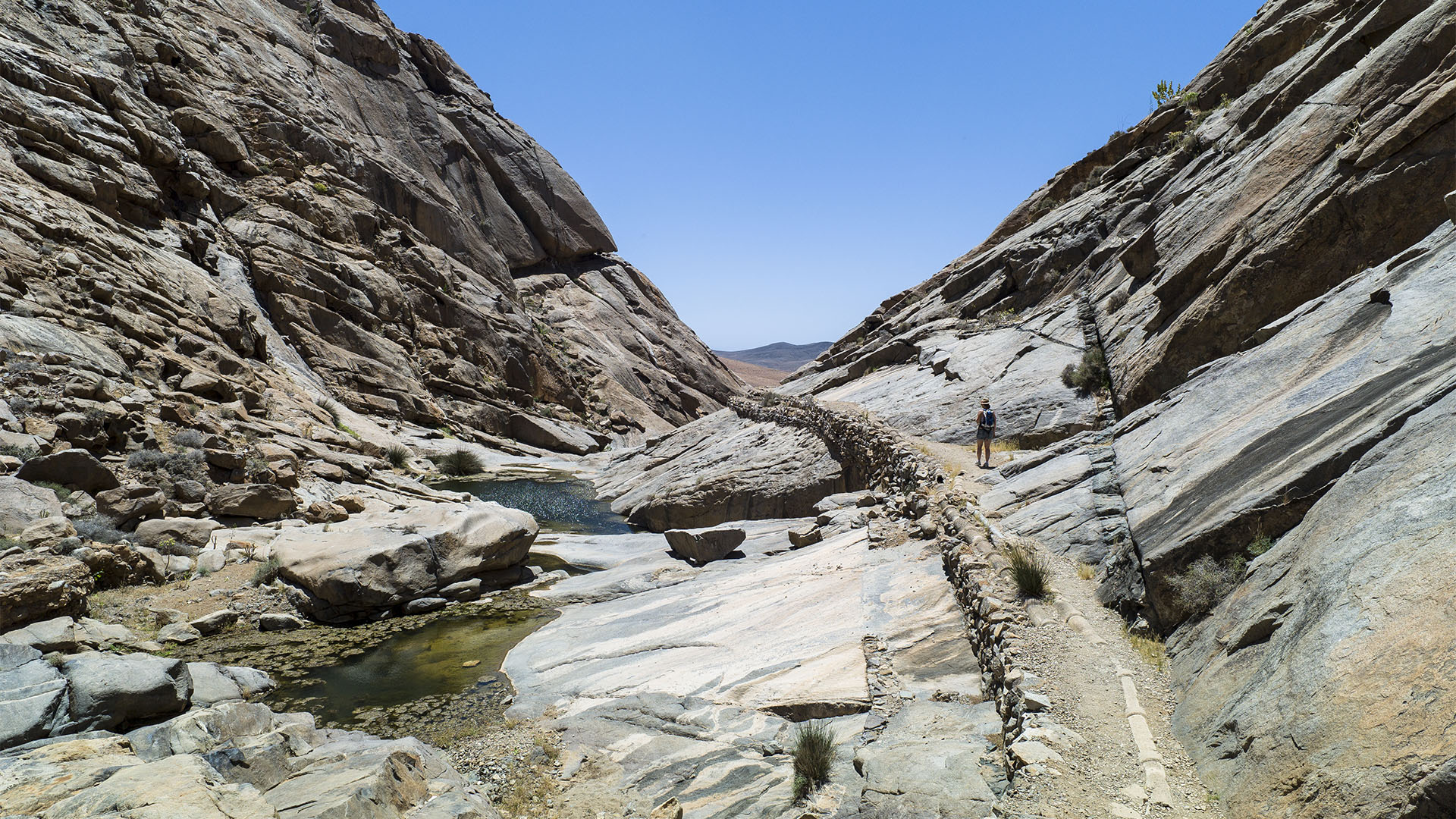 Wandern + Trekking auf Fuerteventura: Durchs Palmental von Vega Río Palmas nach Ajuy.