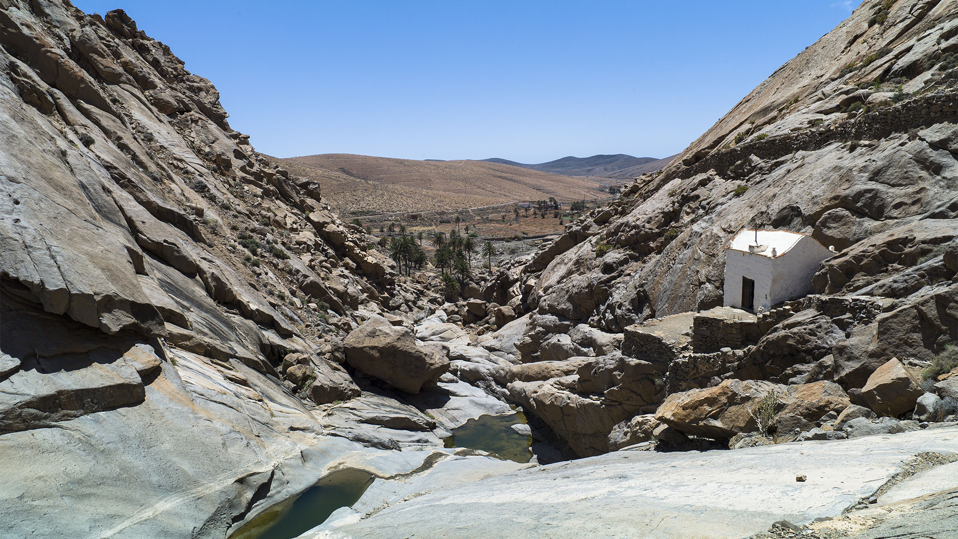 Wandern + Trekking auf Fuerteventura: Durchs Palmental von Vega Río Palmas nach Ajuy.