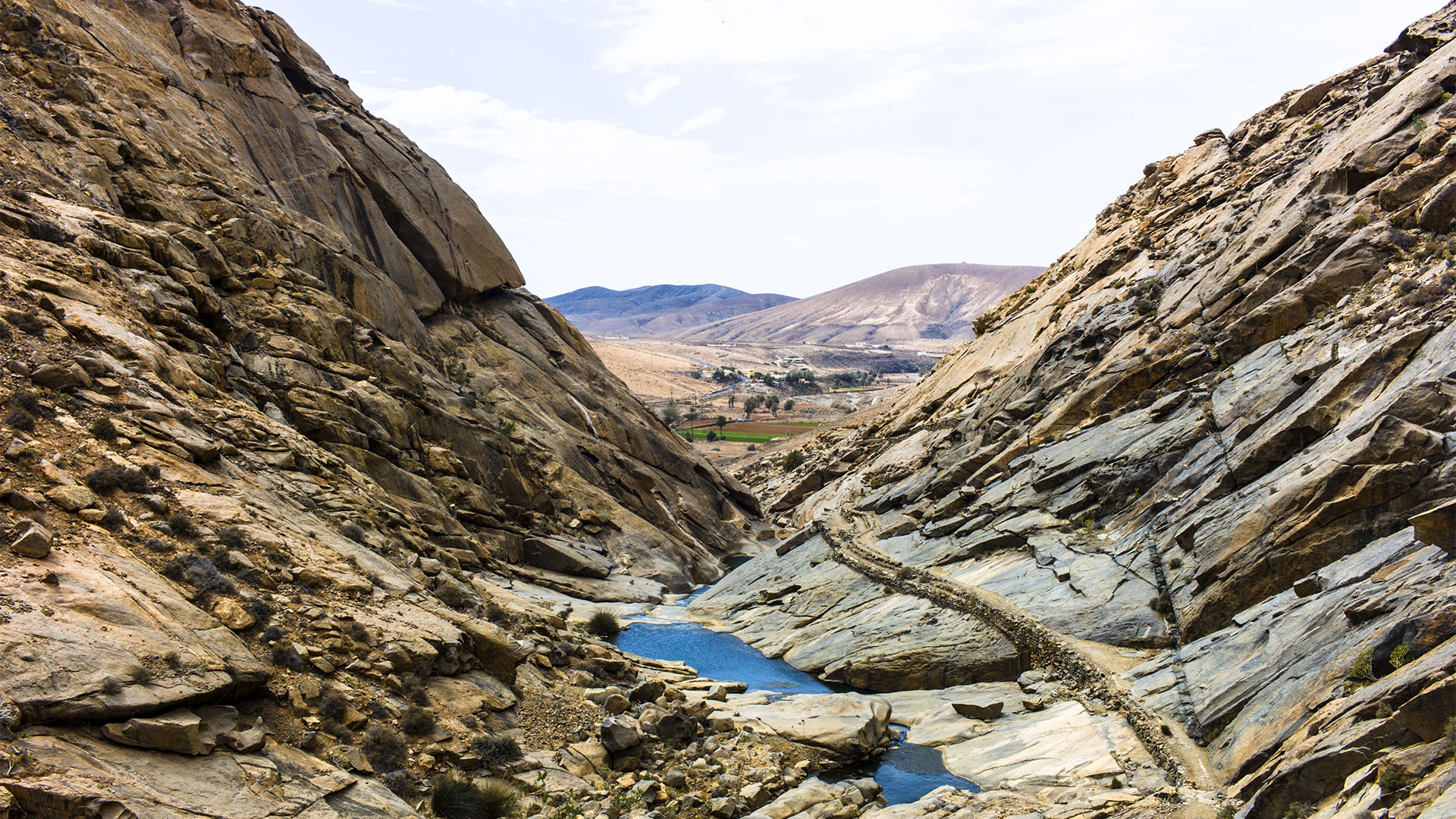 Wandern + Trekking auf Fuerteventura: Durchs Palmental von Vega Río Palmas nach Ajuy.