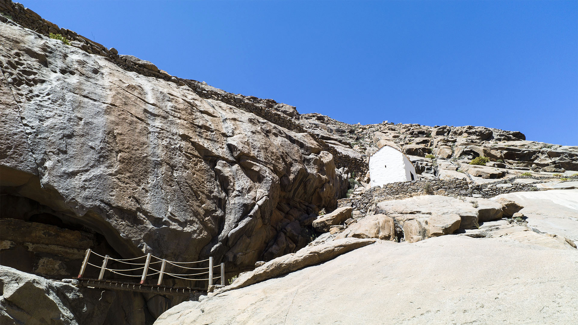 Wandern + Trekking auf Fuerteventura: Durchs Palmental von Vega Río Palmas nach Ajuy.